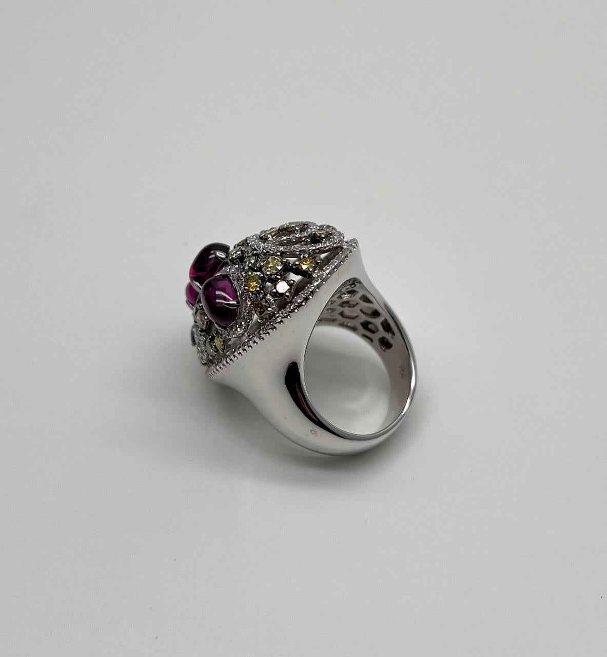 Rhodolite Garnet White Fancy Color Diamond 18 Karat White Gold Statement Ring in vendita 1