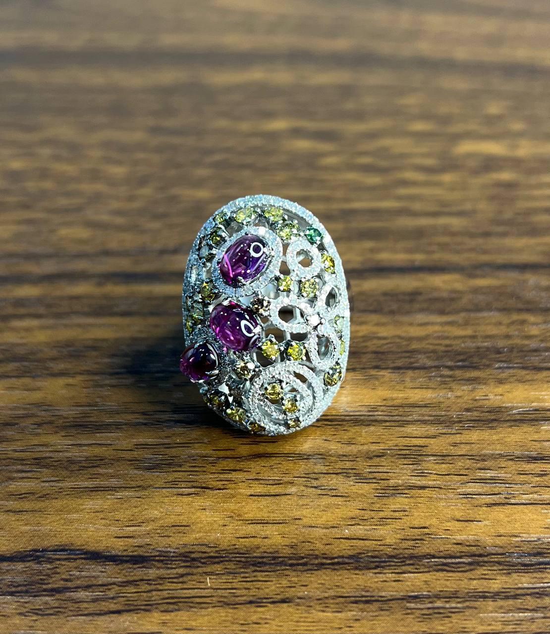 Rhodolite Garnet White Fancy Color Diamond 18 Karat White Gold Statement Ring in vendita 3