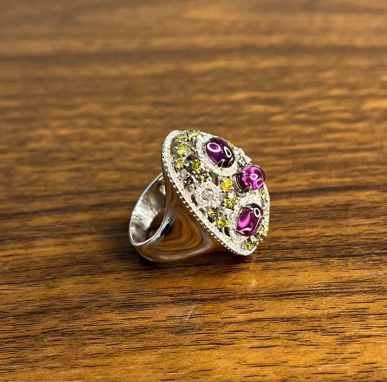 Rhodolite Garnet White Fancy Color Diamond 18 Karat White Gold Statement Ring in vendita 4