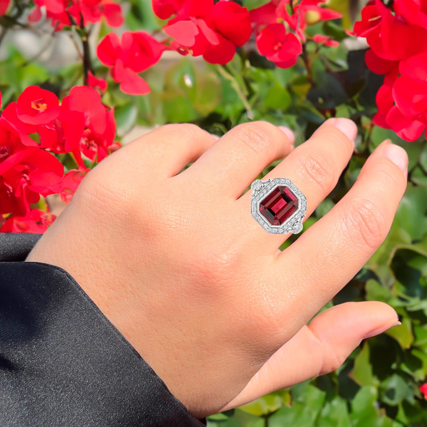 Es kommt mit dem Gemmologischen Gutachten von GIA GG/AJP
Alle Edelsteine sind natürlich
Rhodolith = 3.45 Karat
68 Diamanten = 0,53 Karat
(Farbe: G, Reinheit: VS)
Metall: 18K Weißgold
Ring Größe: 6.5* US
*Die Größe kann kostenlos geändert werden.