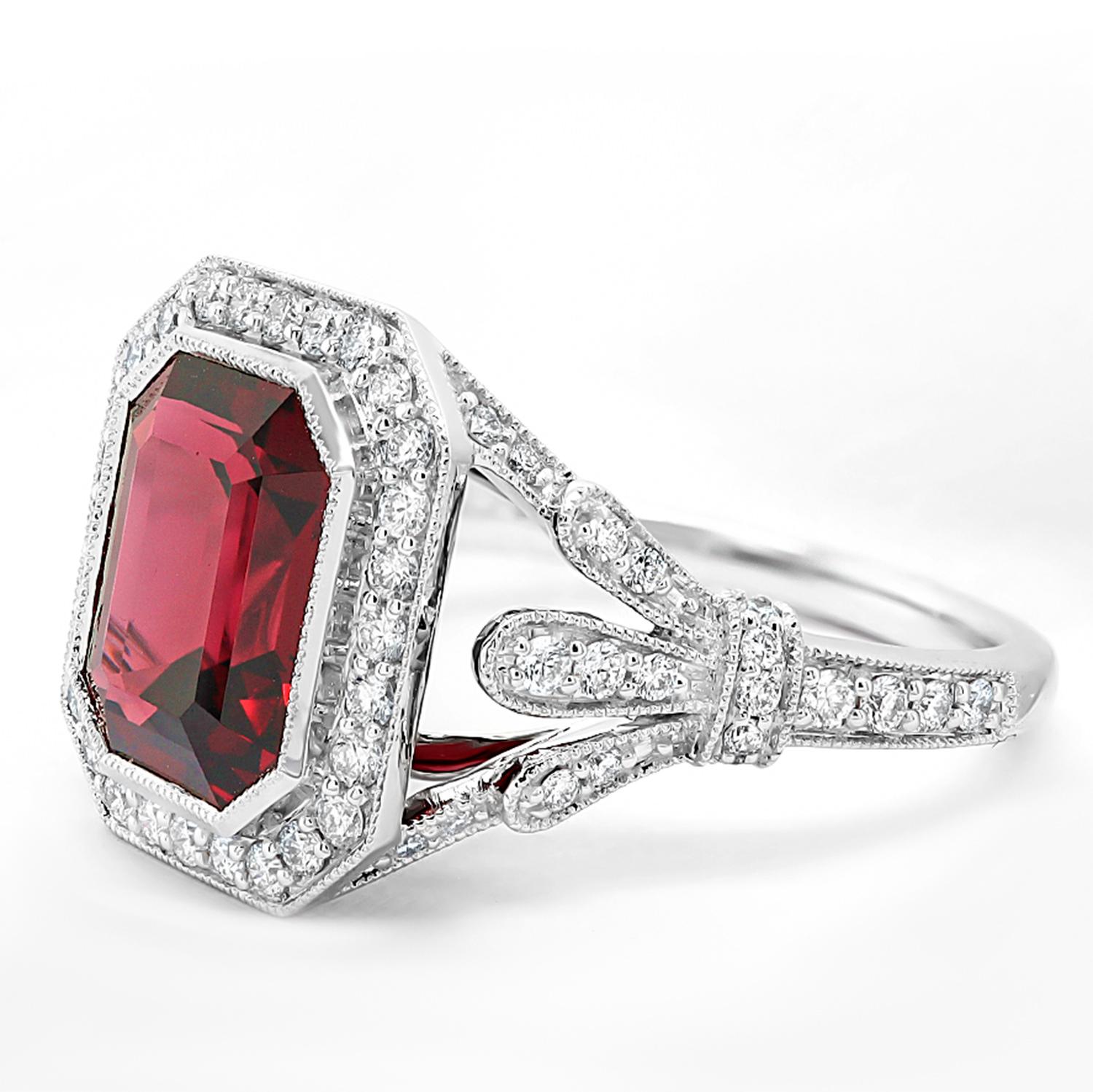 Rhodolith-Ring, Diamant, Milgrain-Fassung, 3,98 Karat 18K Weißgold (Smaragdschliff) im Angebot