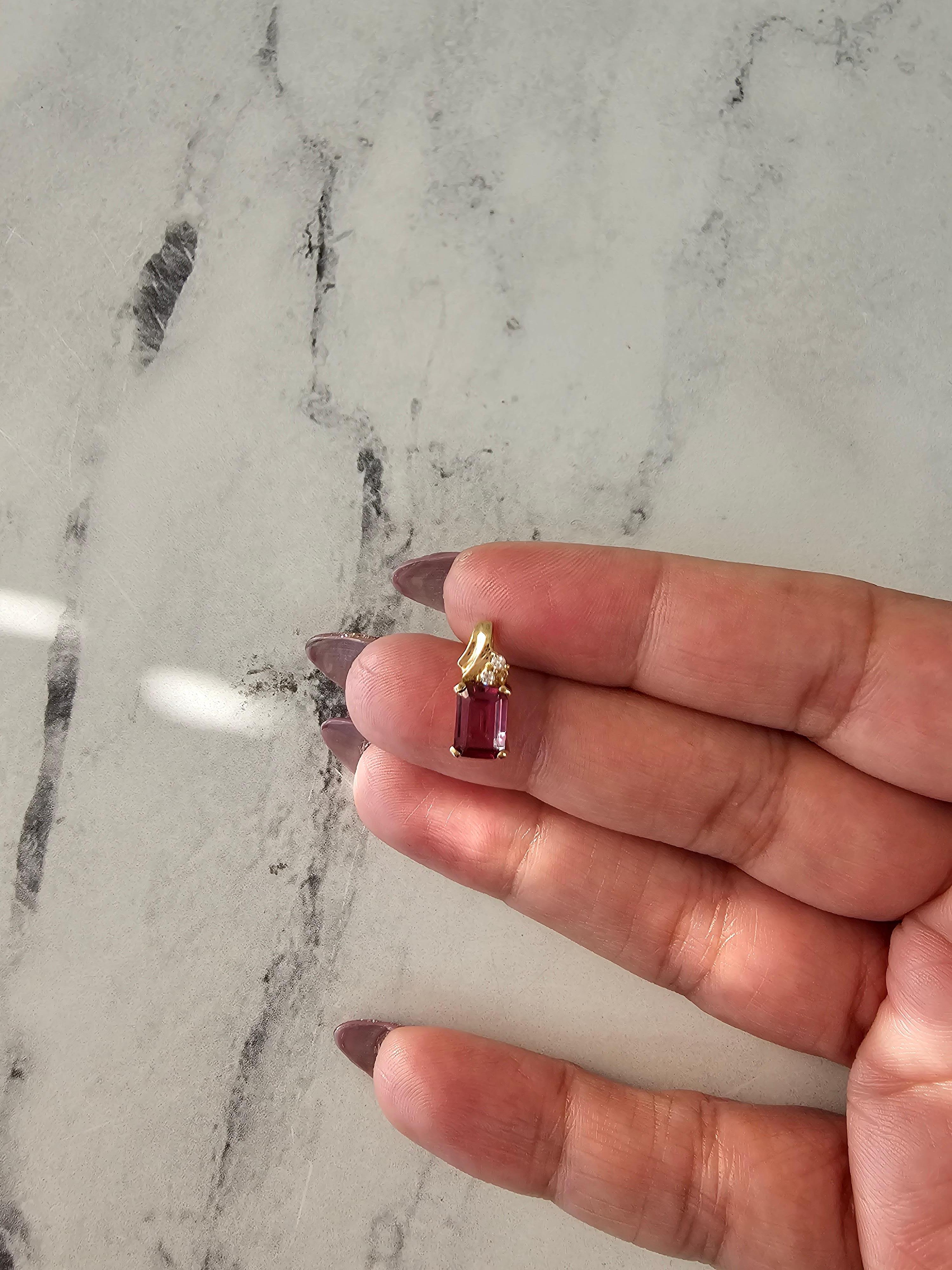 ♥ Product Summary ♥

Main Stone: Rhodolite & Diamond
Approx. Carat Weight: 1.04cttw
Emerald Carat Weight: 1.00ct
Diamond Carat Weight: .04ct
Stone Cut: Emerald & Round
Material: 14k Yellow Gold
Dimensions: 15MM x 7MM 
Chain: 18