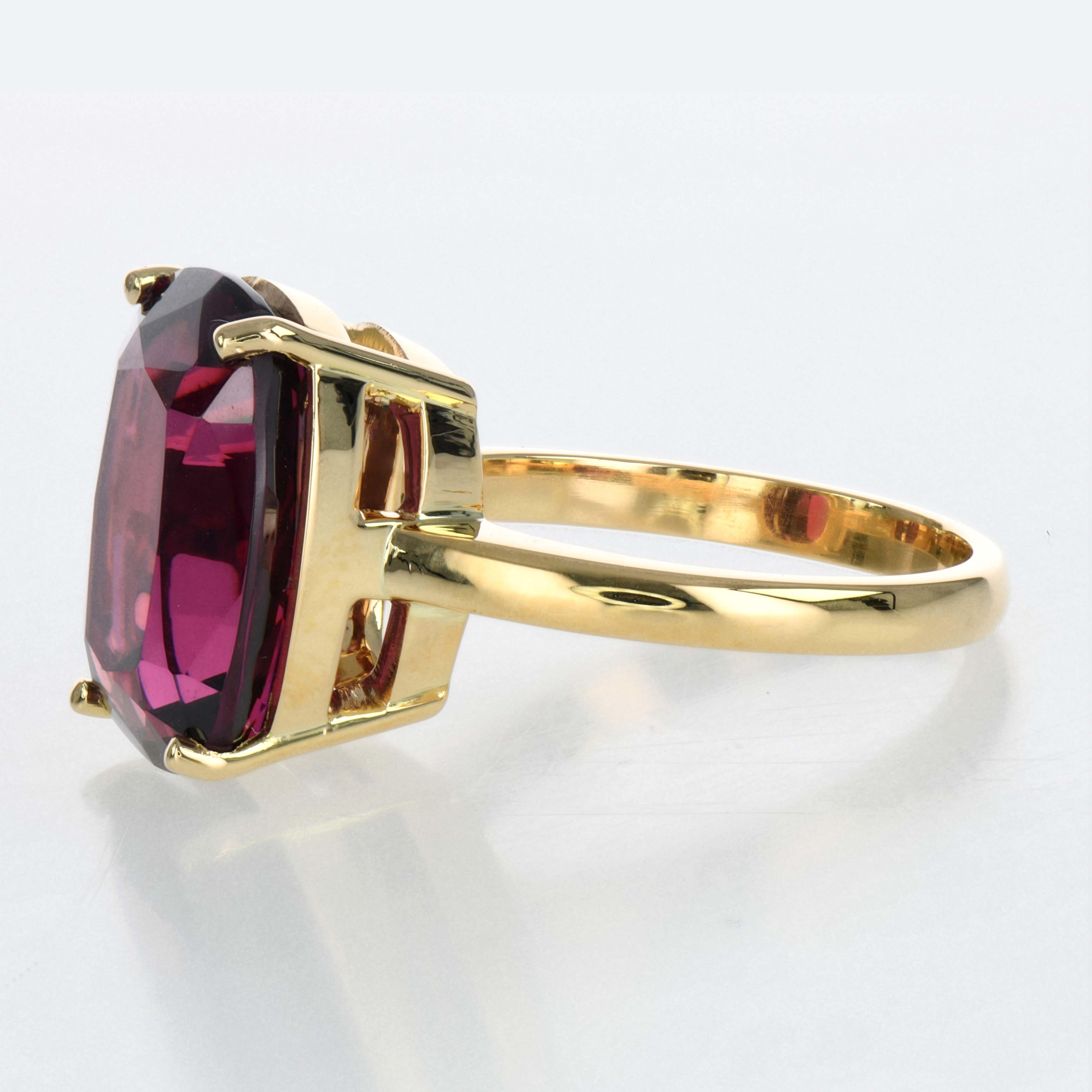 10.66ct Rhodolite Solitaire Ring-Cushion Cut-18KT Yellow Gold-GIA Certified In New Condition For Sale In London, GB