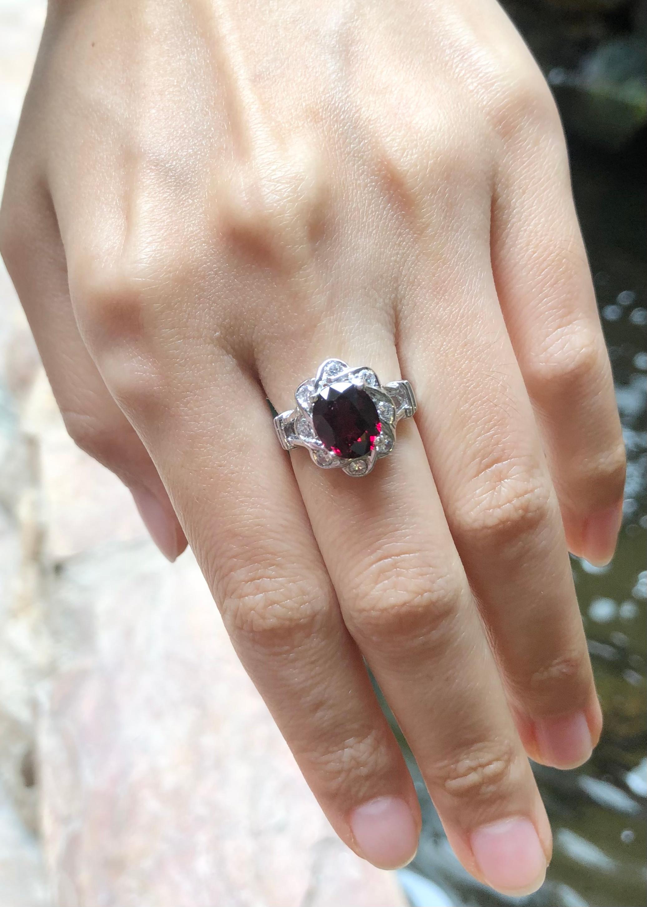 Rhodolite with Cubic Zirconia Ring set in Silver Settings In New Condition For Sale In Dusit, 10