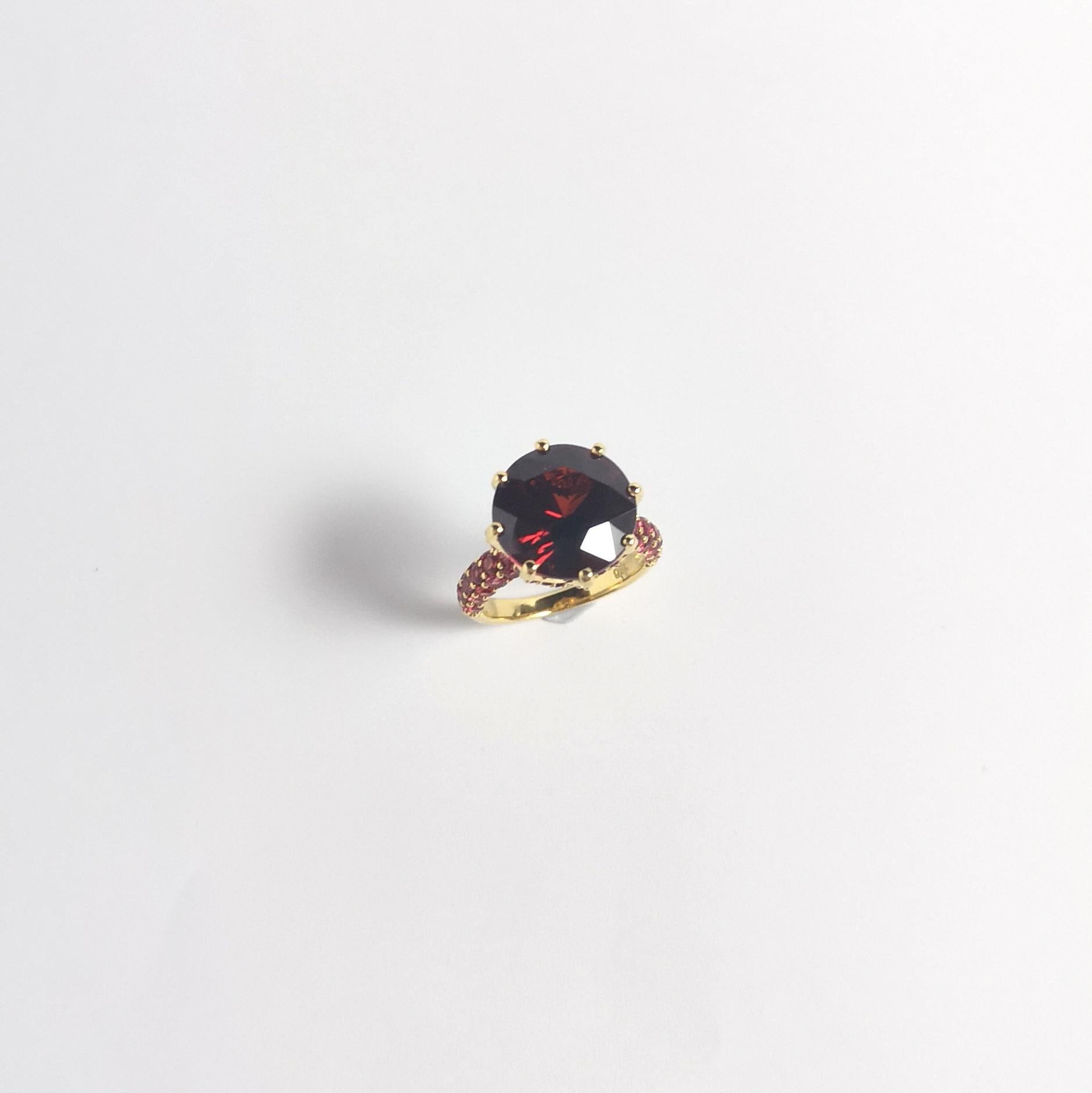 Bague en rhodolite et saphir orange sertie dans des montures en or 18 carats en vente 10