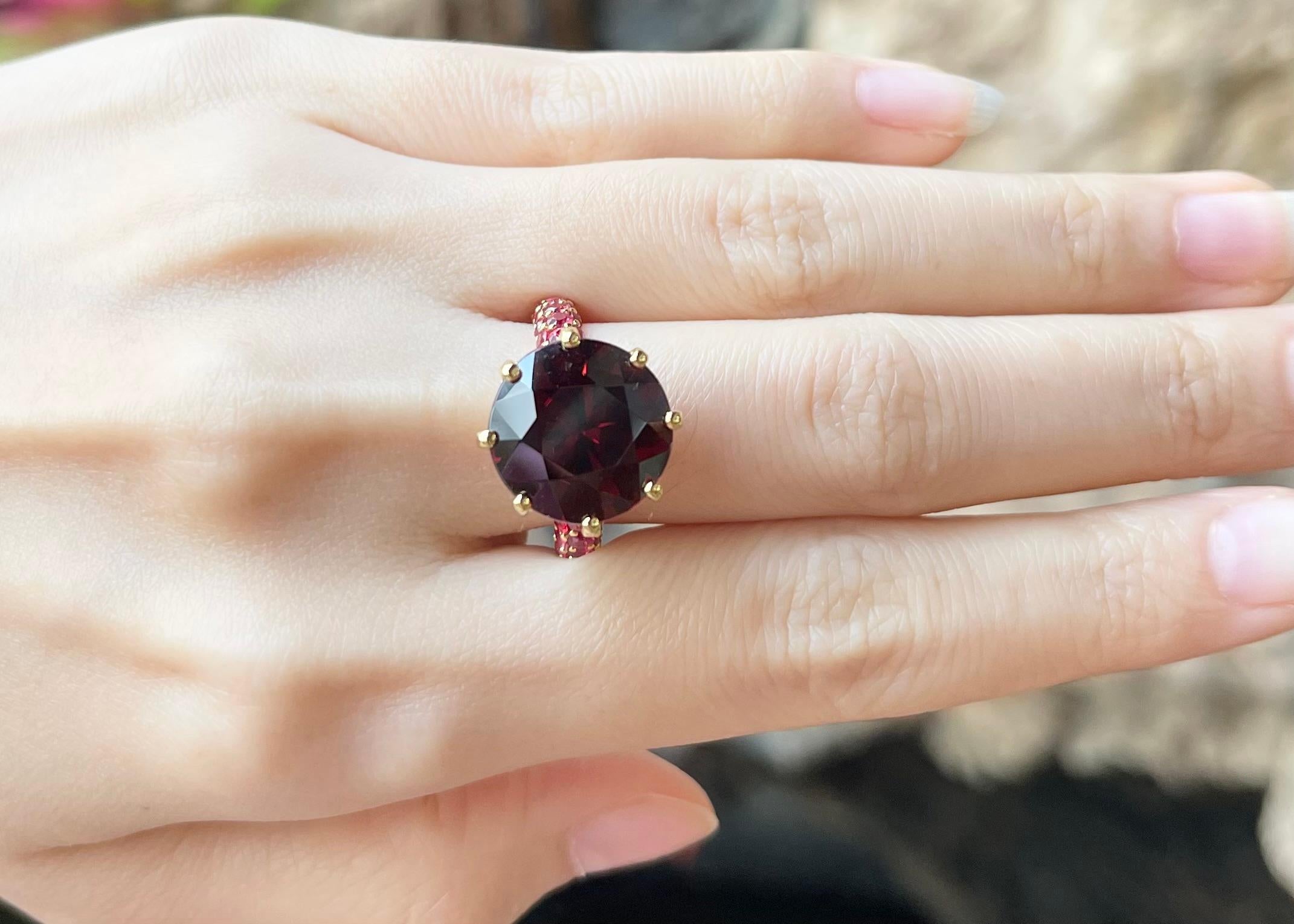 Taille ronde Bague en rhodolite et saphir orange sertie dans des montures en or 18 carats en vente