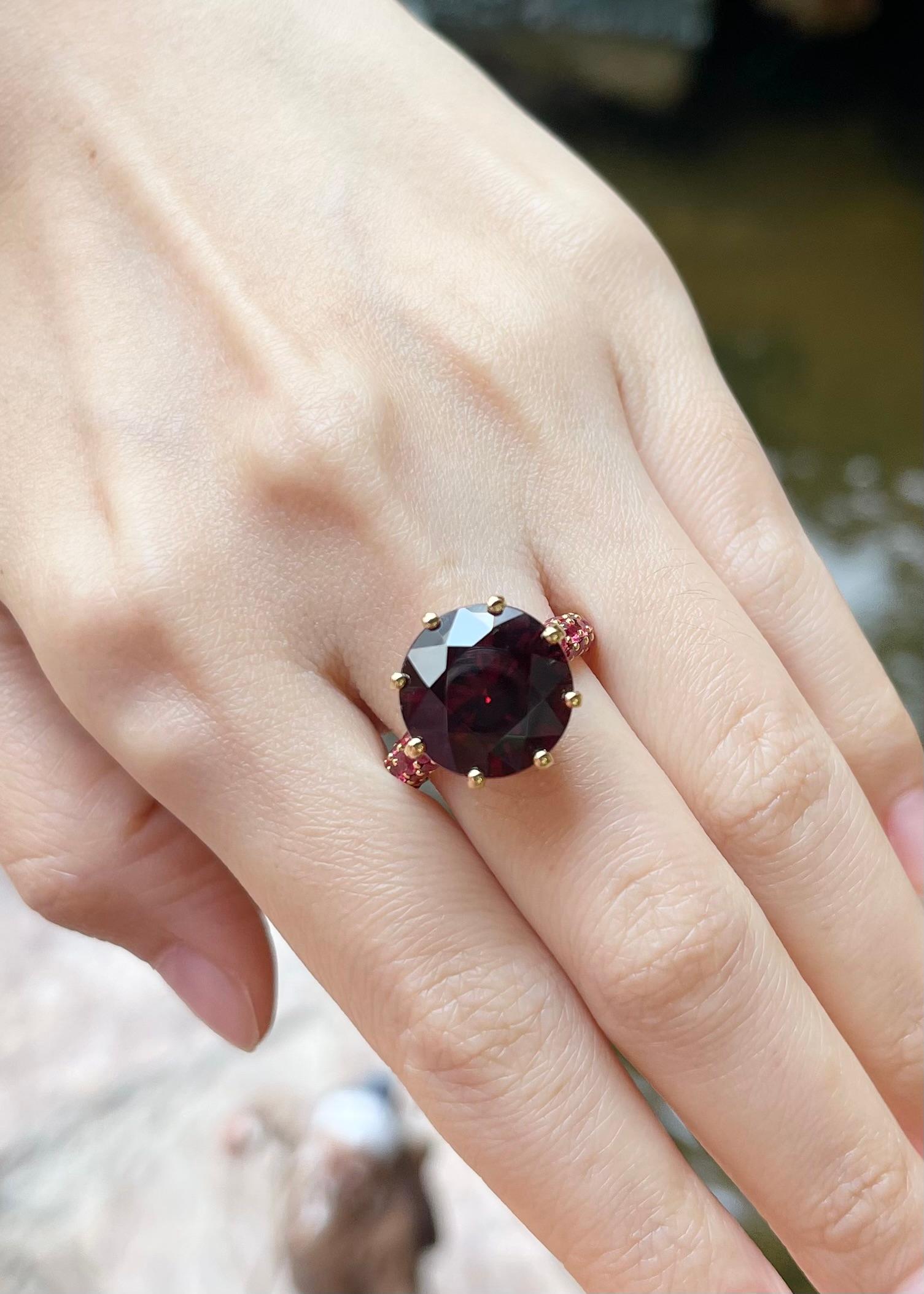 Bague en rhodolite et saphir orange sertie dans des montures en or 18 carats Neuf - En vente à Bangkok, TH