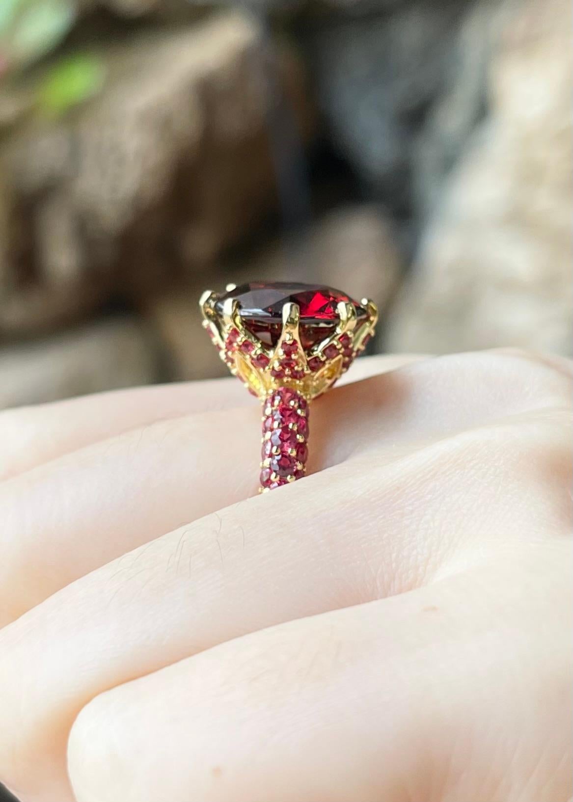 Bague en rhodolite et saphir orange sertie dans des montures en or 18 carats en vente 2