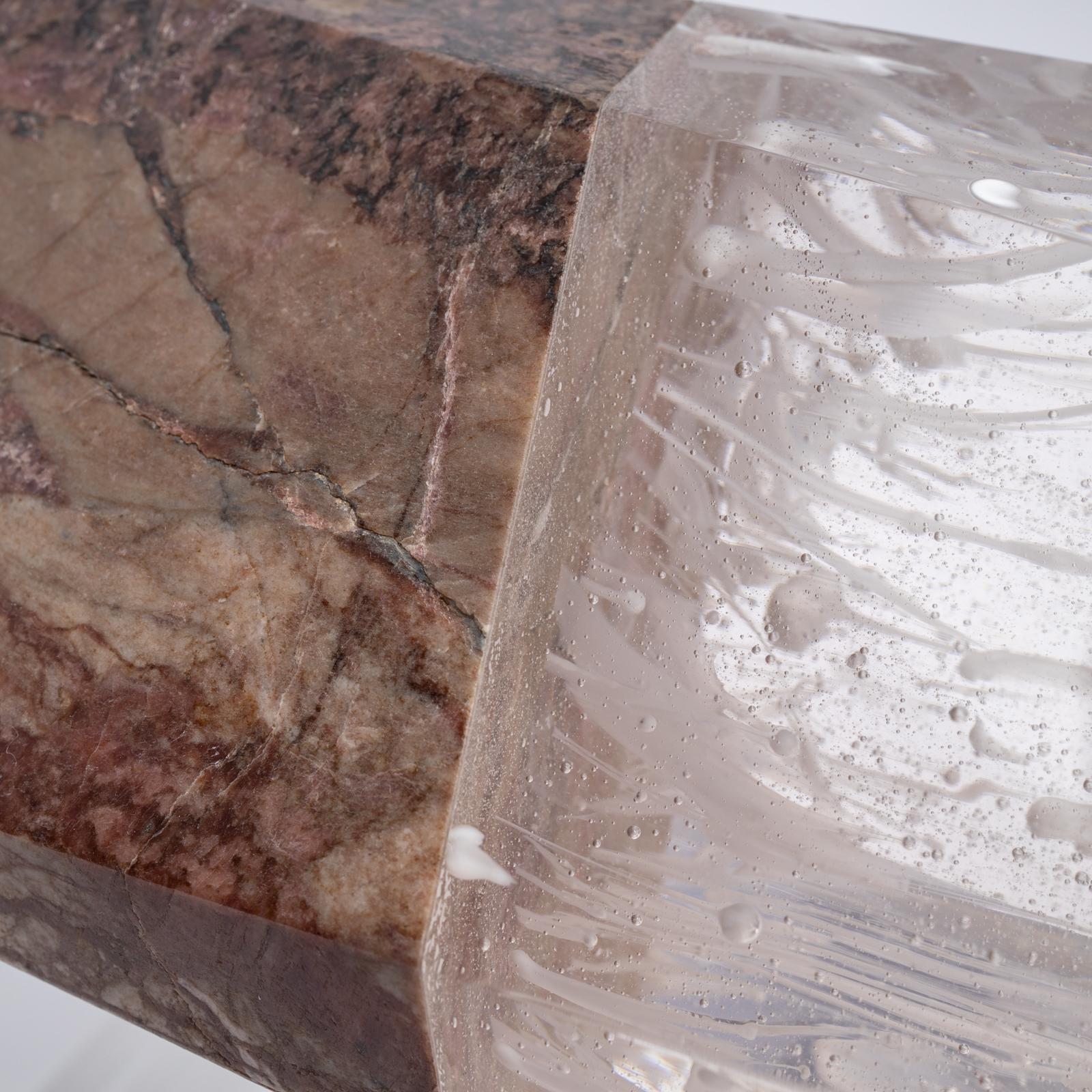 Rhodonit- und Glas-Skulptur auf Acrylsockel (21. Jahrhundert und zeitgenössisch) im Angebot