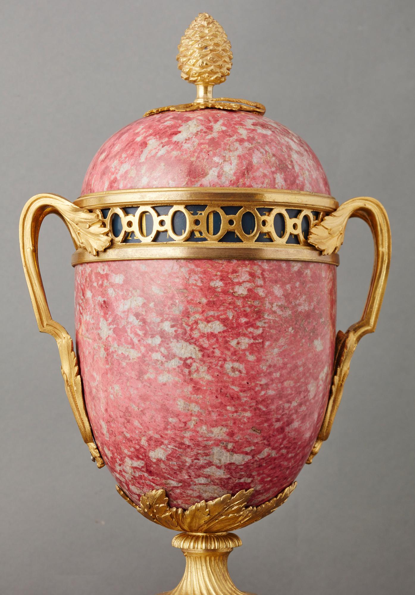 Eine ungewöhnliche rote Marmor / Rhodonit so genannte ringförmige Zifferblatt Französisch Urne Uhr um 1880.

Der ungewöhnliche Farbmarmor ist sehr selten und sehr dekorativ.

Die schönen Bronzebeschläge sind sehr Louis XVI inspiriert.

Oben in der