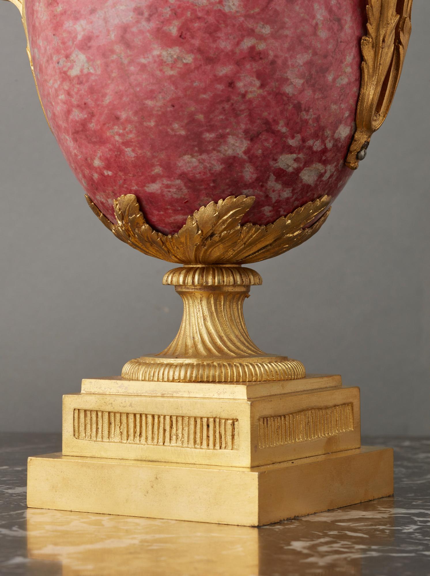 Französische Urnenuhr aus Rhodonit  (19. Jahrhundert) im Angebot