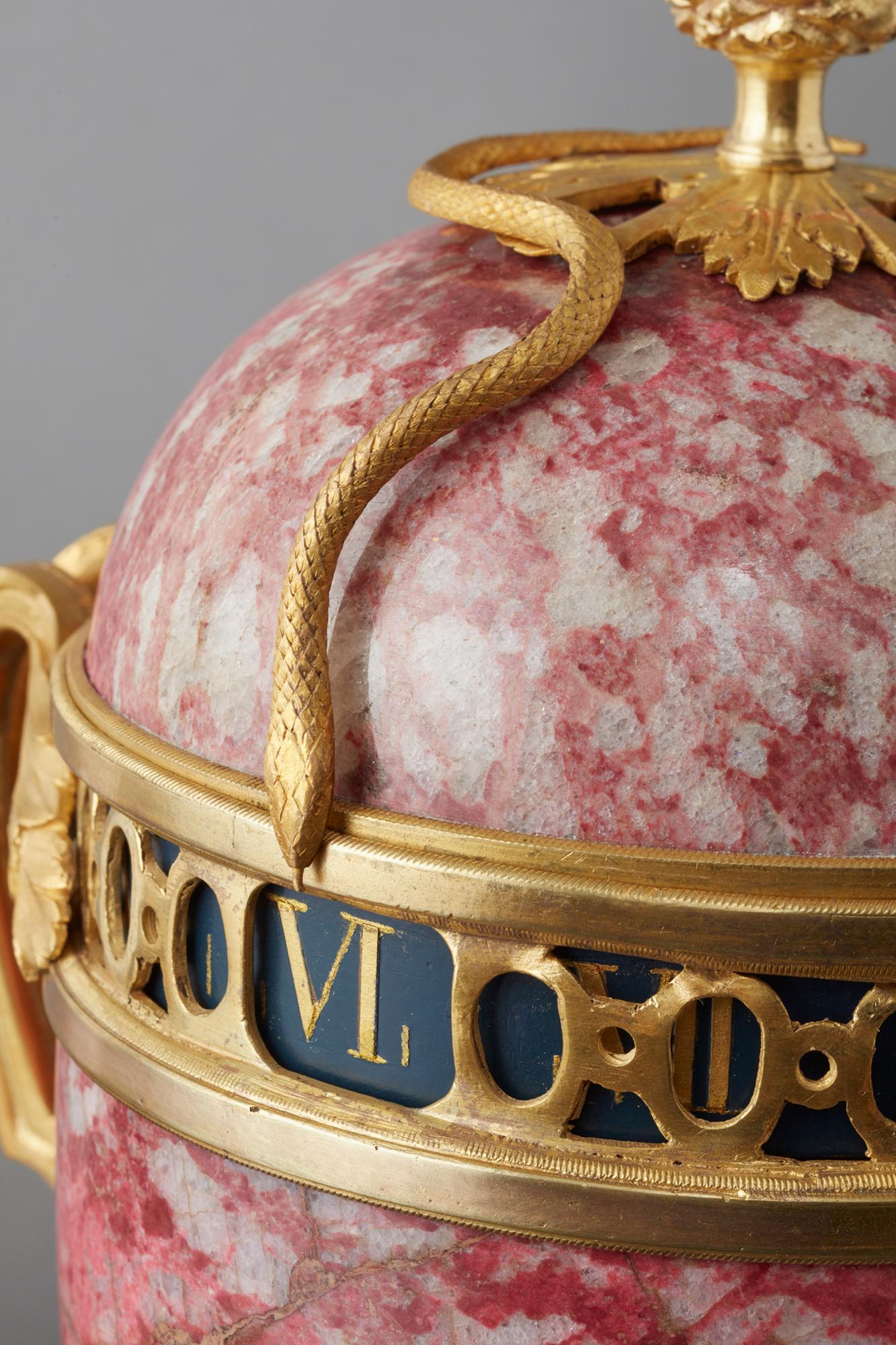 XIXe siècle Horloge urne annuelle française en rhodonite  en vente