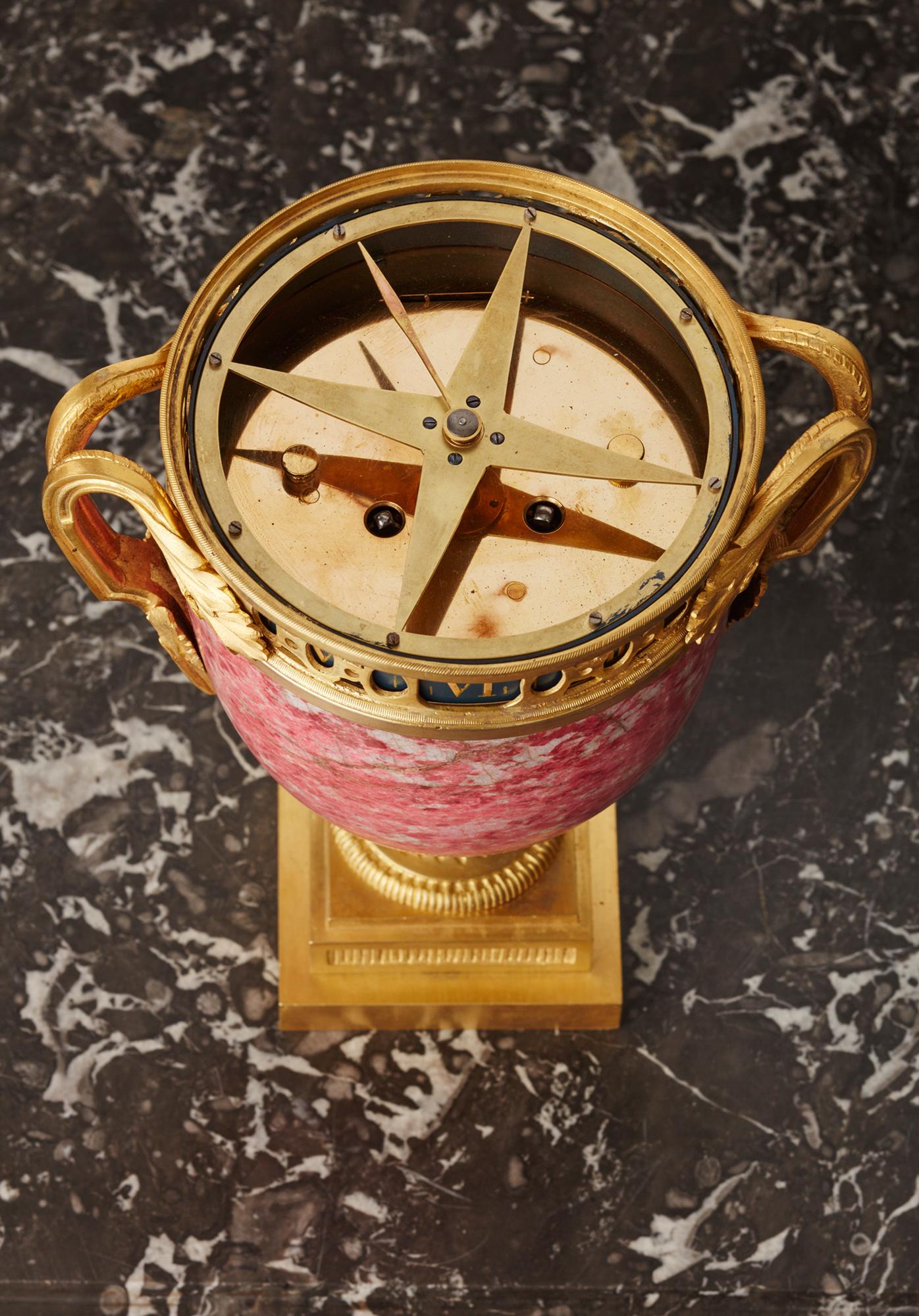 Horloge urne annuelle française en rhodonite  en vente 2