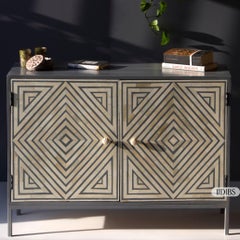 Armadietto con intarsio in osso con motivo a rombo e finitura in legno di House of Diamonds