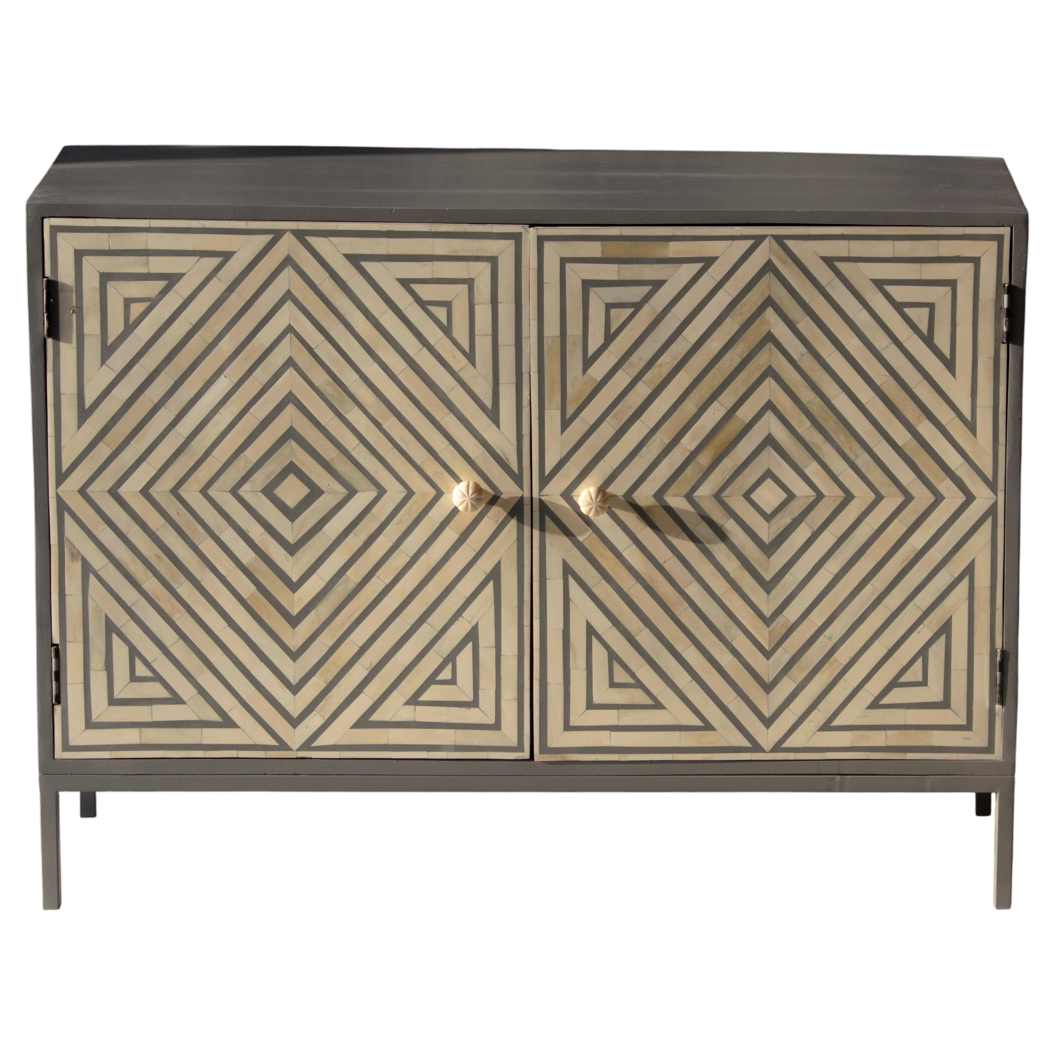 Armario con incrustaciones de hueso con diseño de rombos y acabado de madera by House of Jaipur