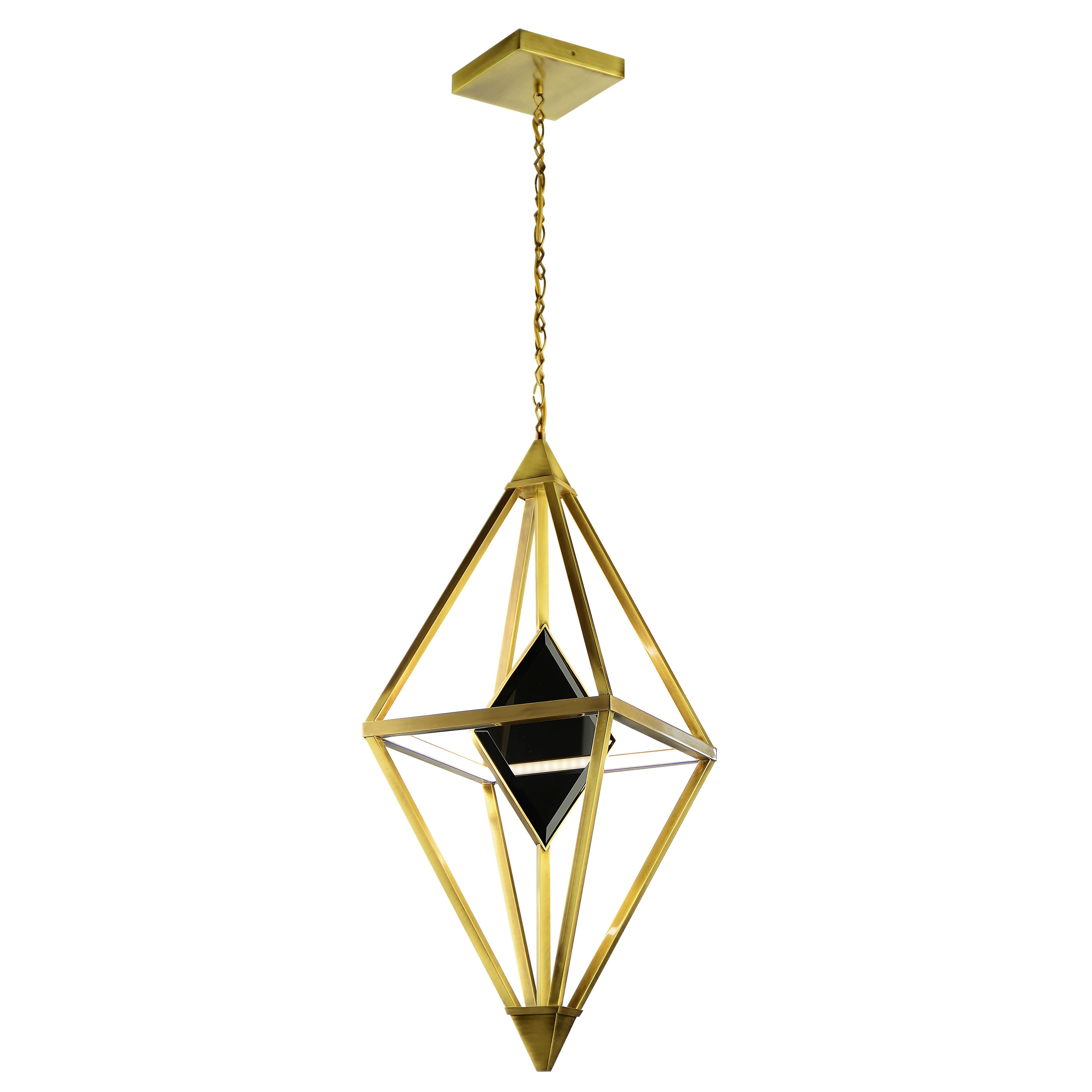 Lampada a sospensione Vivien in ottone romboidale di Marioni
Dimensioni: L 35 x P 35 x H 85 cm. 
Materiali: Ottone, elementi in vetro laccato retrò.
Codice prodotto: 02880

Sospensione romboidale Vivien in ottone con elementi decorativi in vetro.