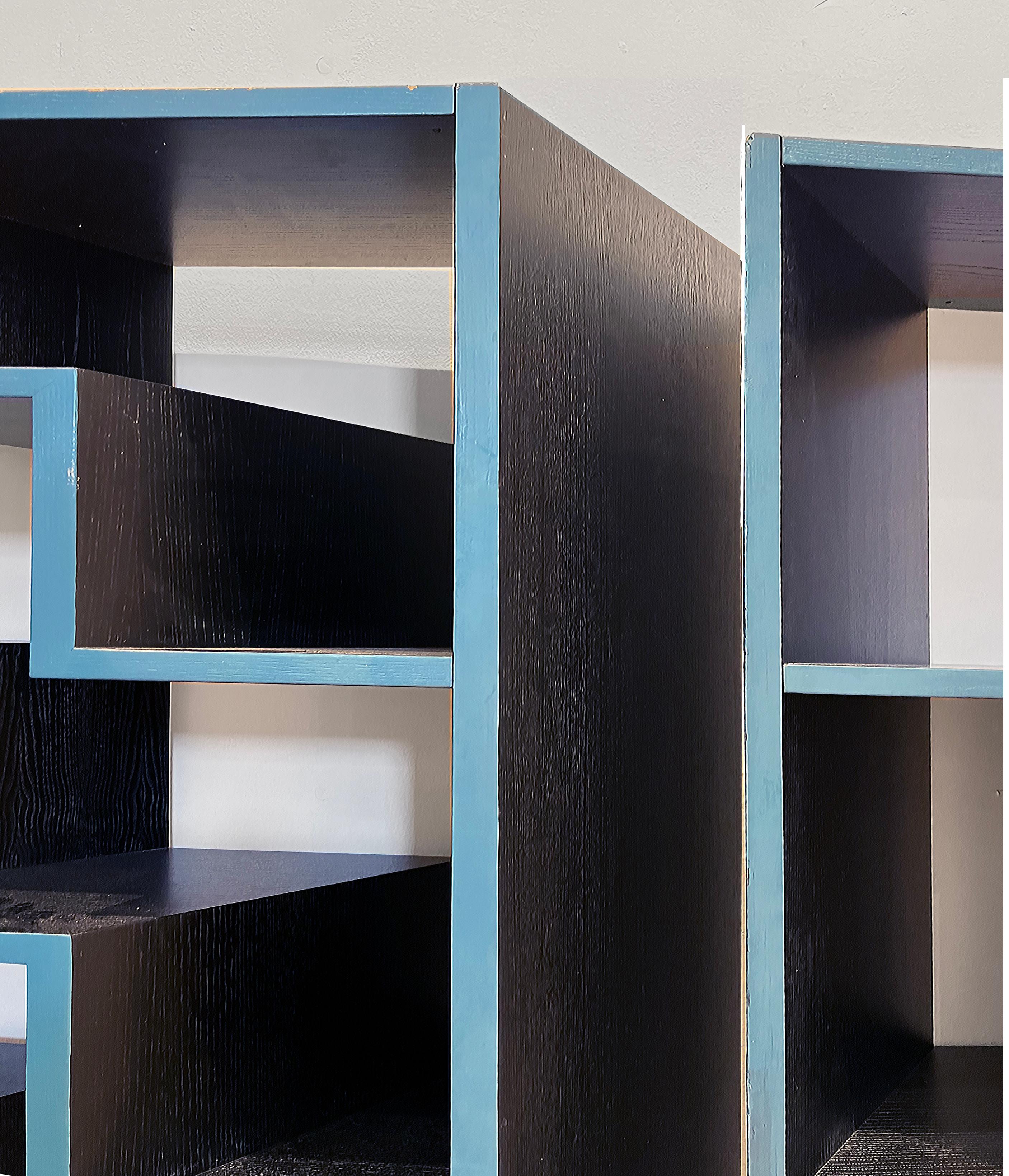 Paire d'étagères d'angle postmodernes Rhomboid Marcello Morandini, Rosenthal Bon état - En vente à Miami, FL