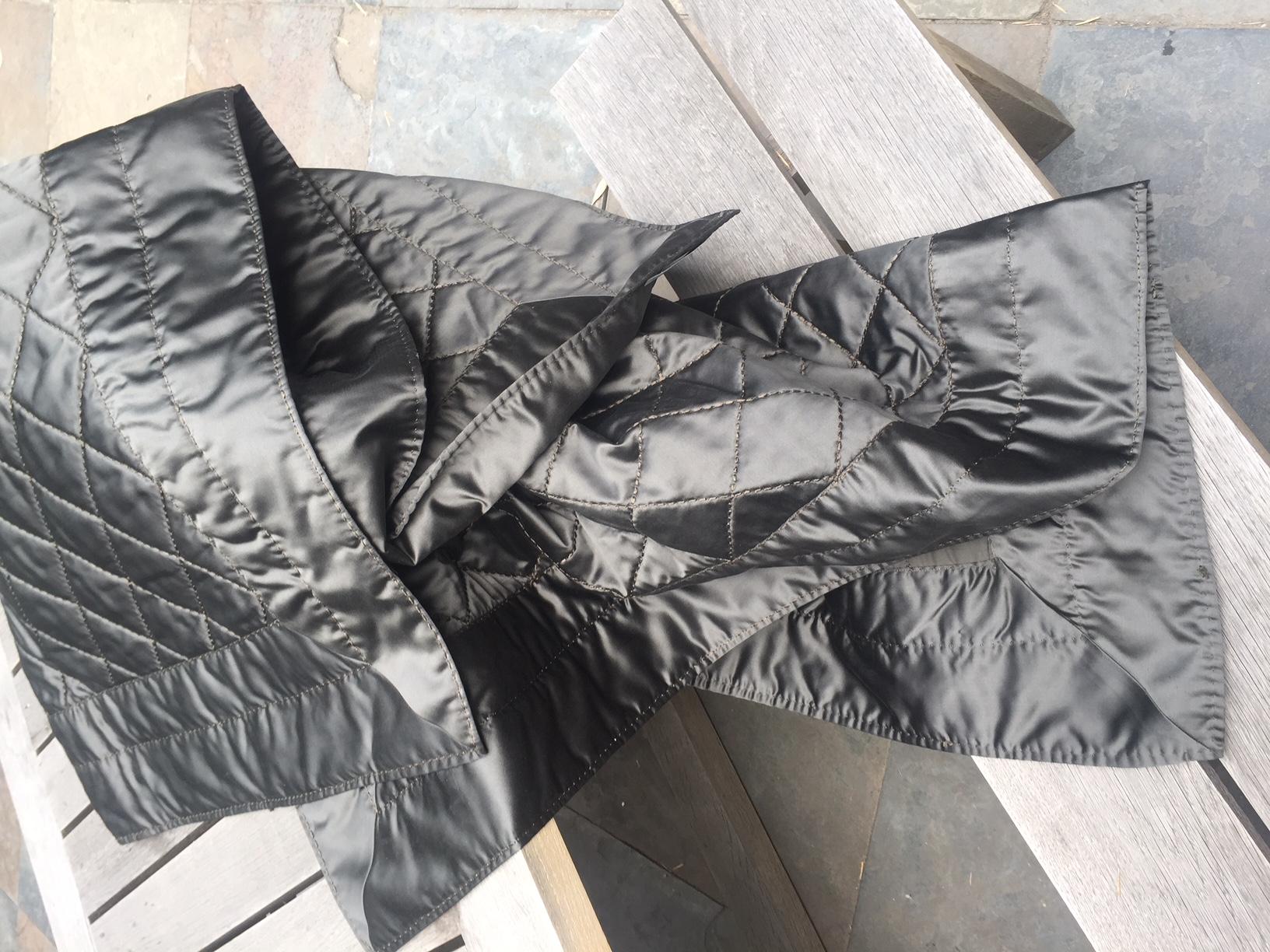 Manta de seda (satén de seda procedente de Italia) Bordada a mano con hilo de seda en punto de silla con dibujo de rombos, con ligero acolchado, reverso de tela de algodón a juego, tamaño 150 x 210 cm,
Detalle del borde alrededor, anchura del borde