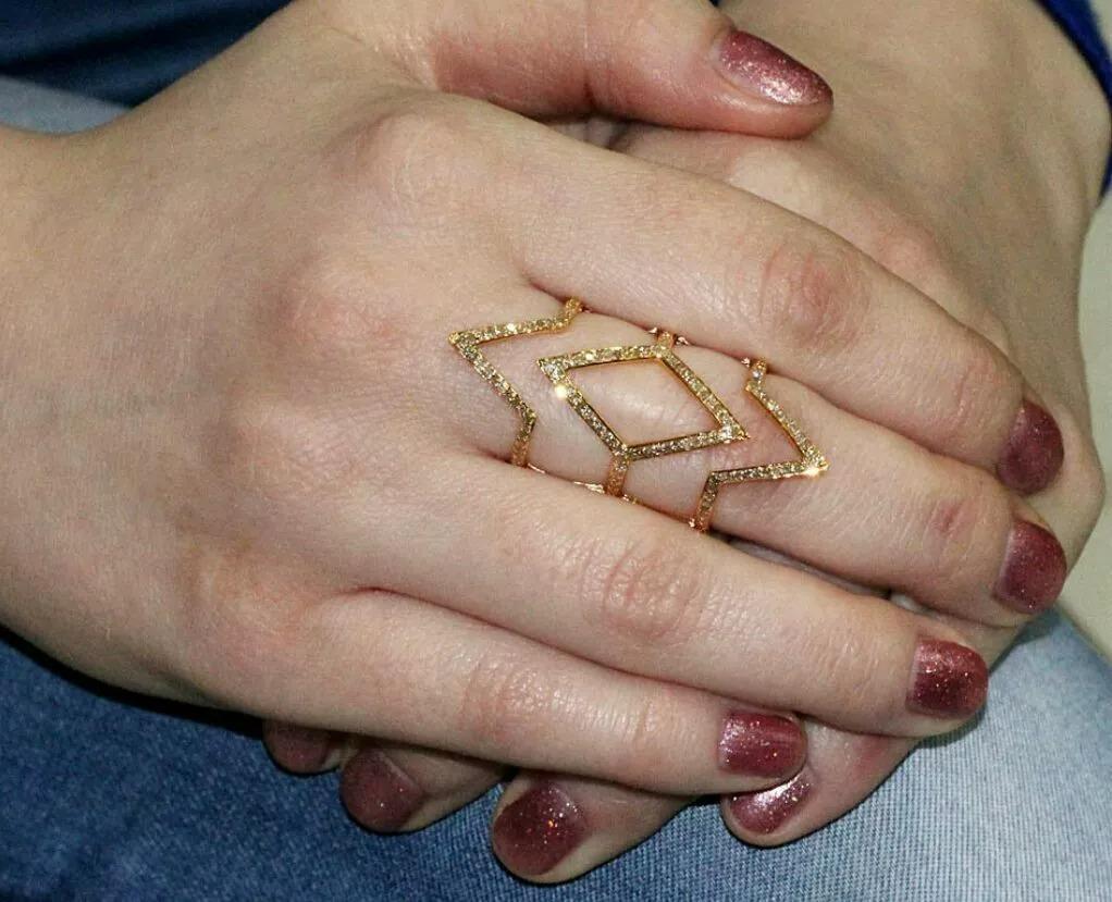 Bague longue en or 14k avec diamant pavé en forme de losange pour doigt entier Neuf - En vente à Chicago, IL
