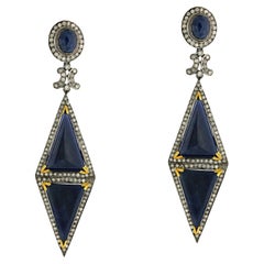Boucles d'oreilles en or et argent 18 carats avec saphirs bleus en forme de losange et diamants pavés