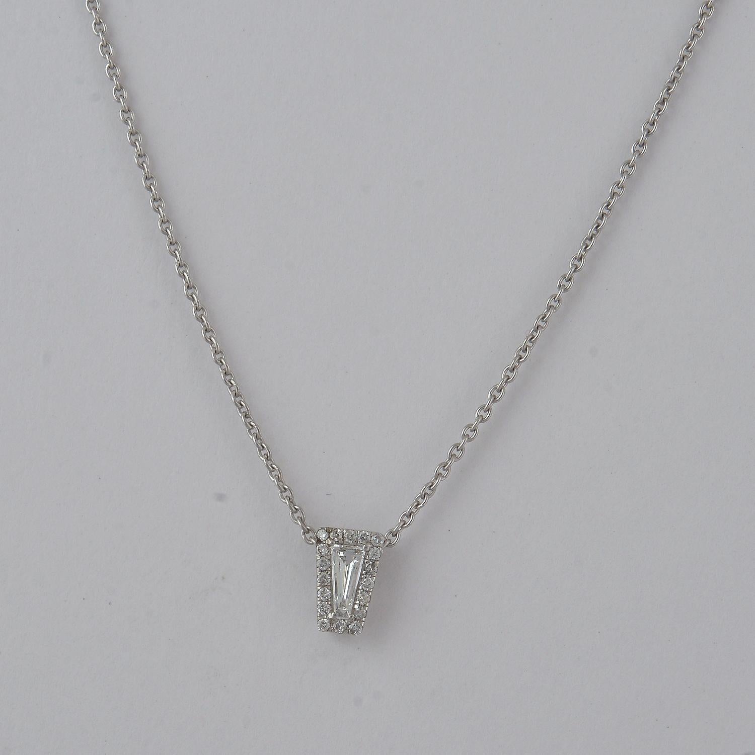 Contemporain Collier en or jaune 18k avec pendentif diamant en forme de losange en vente