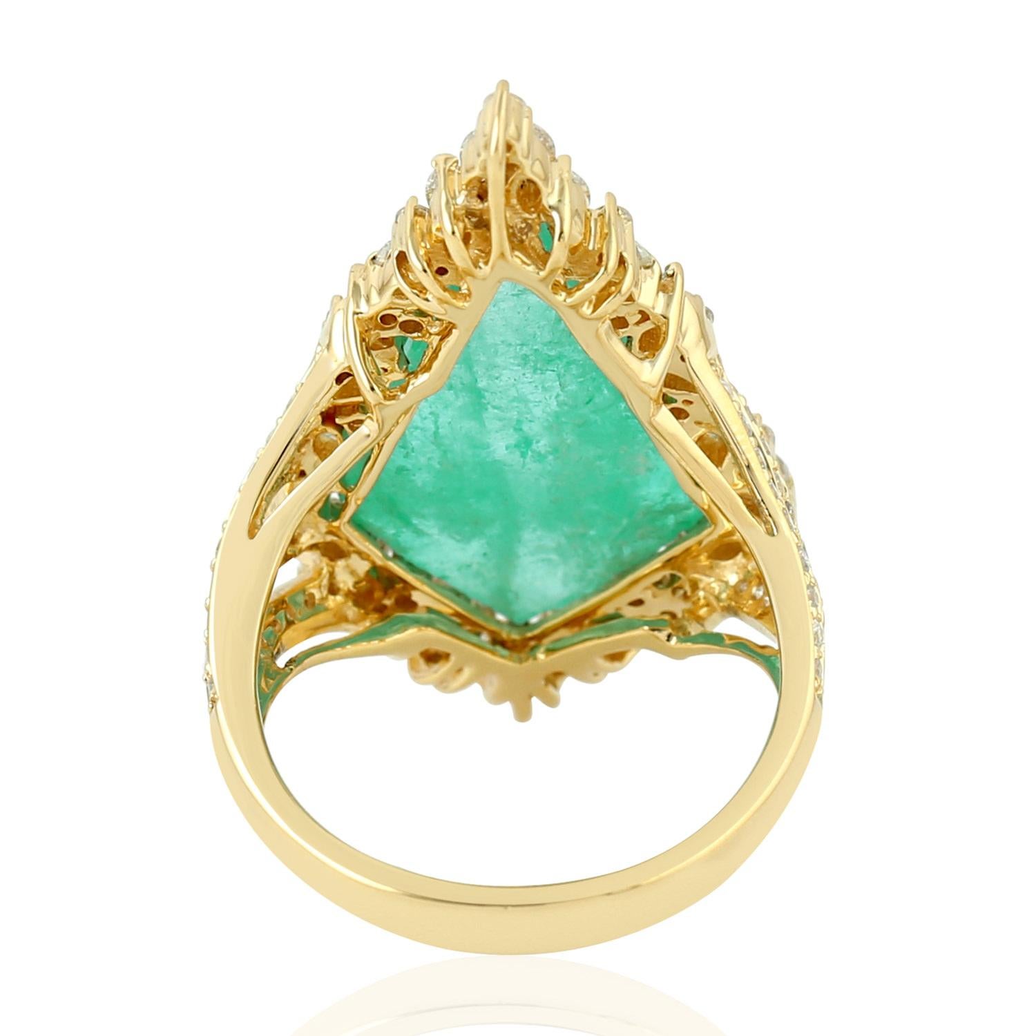 Art Deco Rhombus Shaped Emerald cocktail Ring With Diamonds Made In 18k yellow Gold For Sale