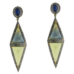 Boucles d'oreilles pendantes en or jaune 18 carats avec saphirs multiples en forme de losange et diamants