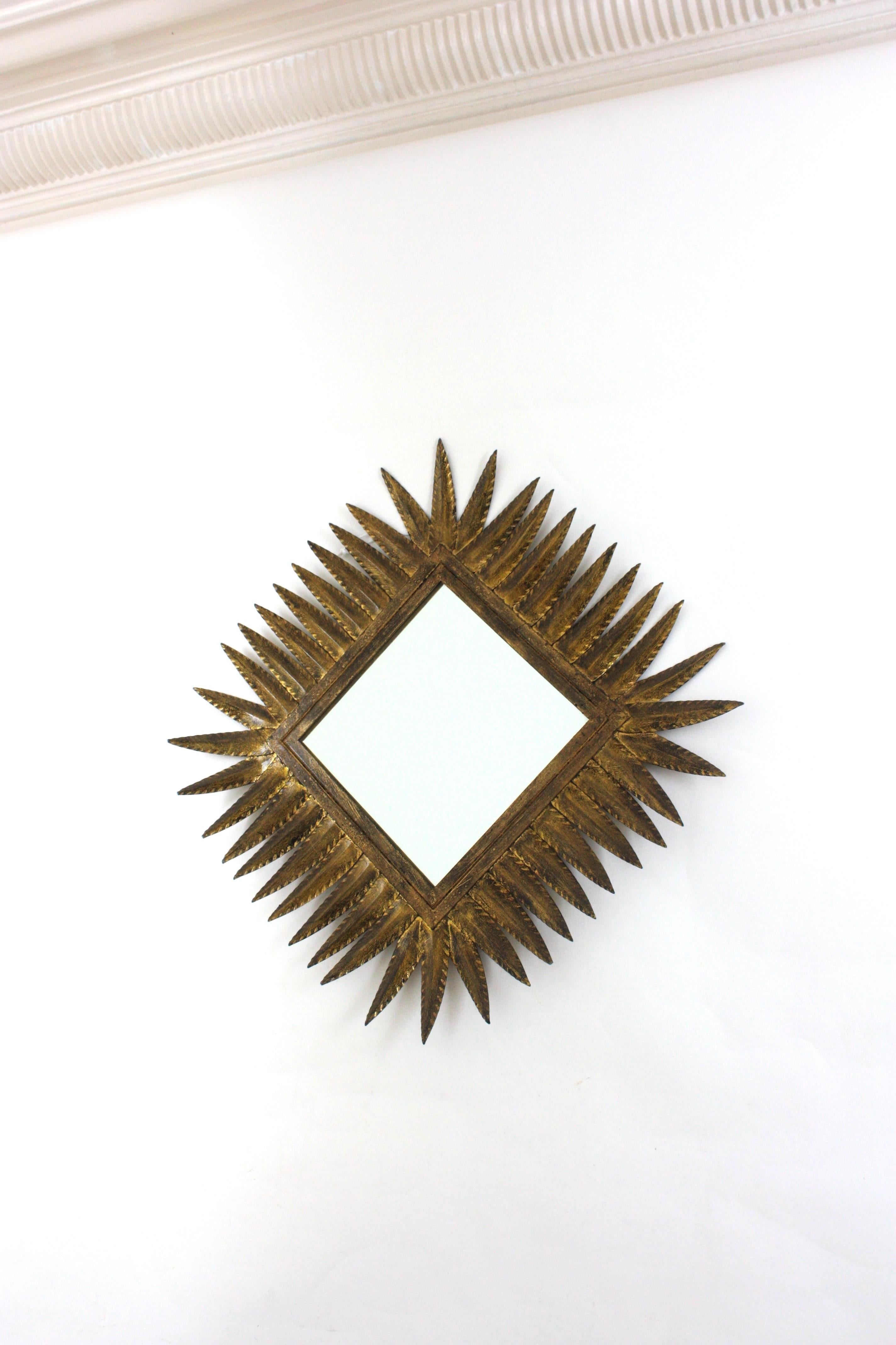 Mid-Century Modern Miroir en forme de losange en fer forgé doré par Ferro Art, Espagne, années 1950 en vente