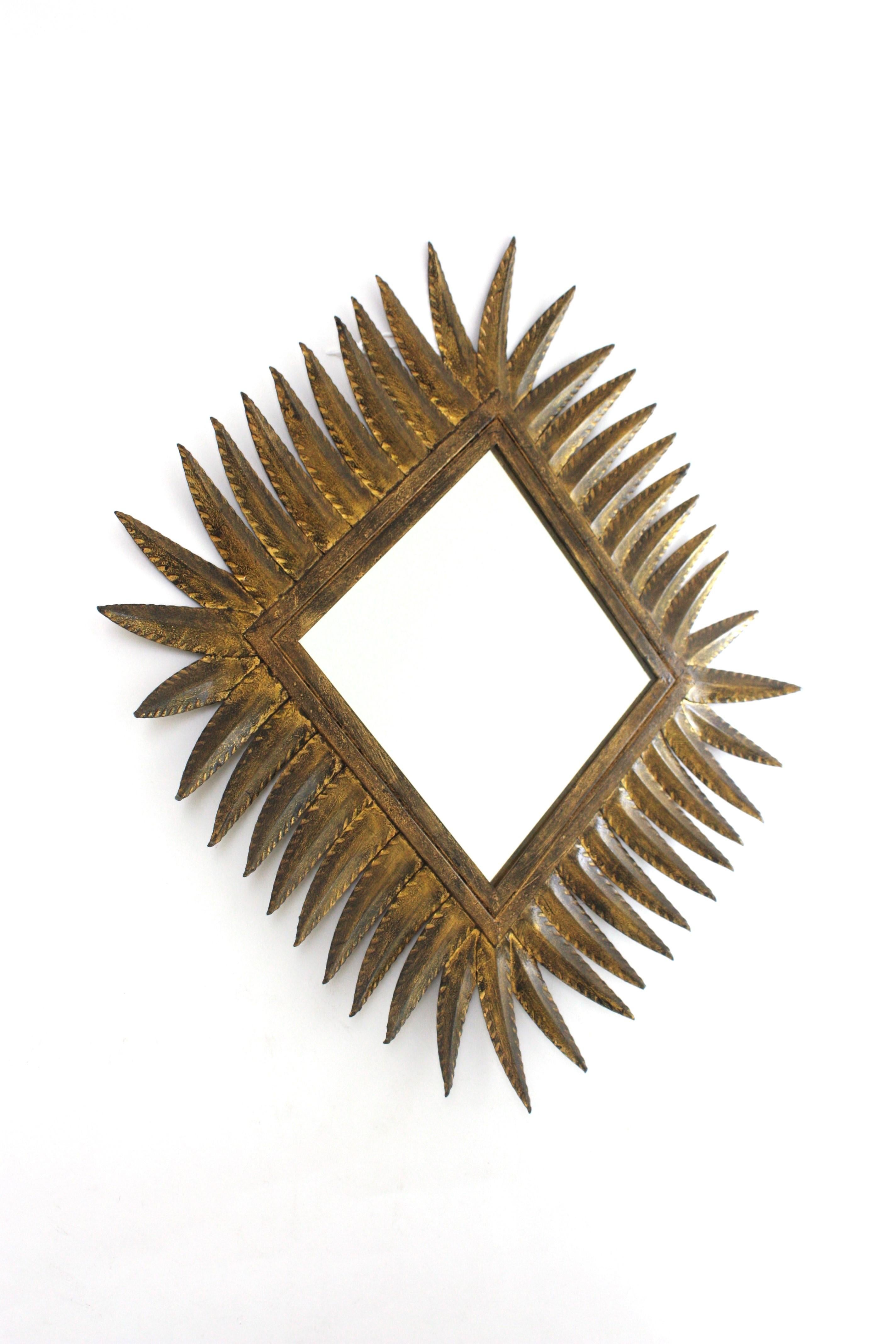 Espagnol Miroir en forme de losange en fer forgé doré par Ferro Art, Espagne, années 1950 en vente