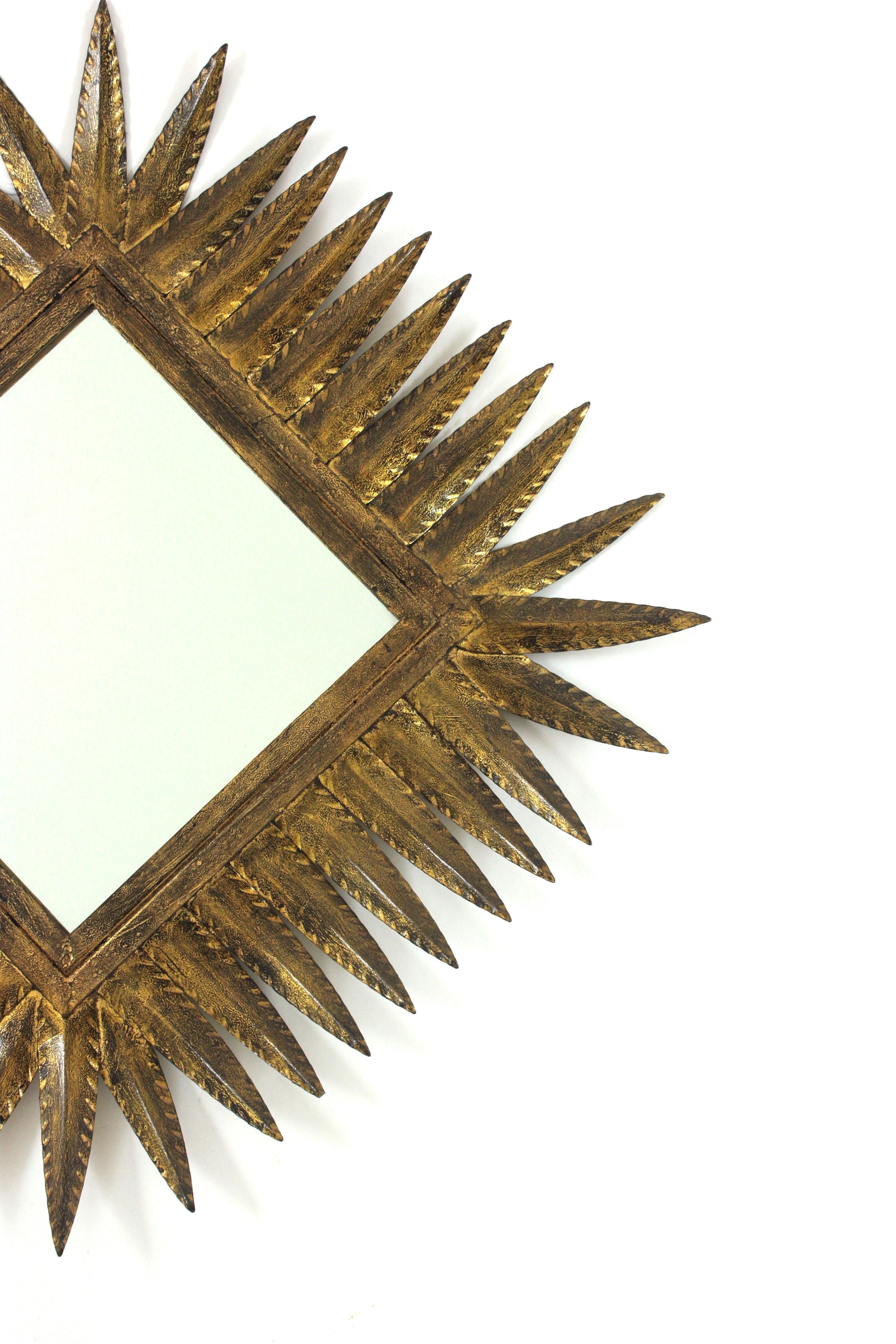 20ième siècle Miroir en forme de losange en fer forgé doré par Ferro Art, Espagne, années 1950 en vente