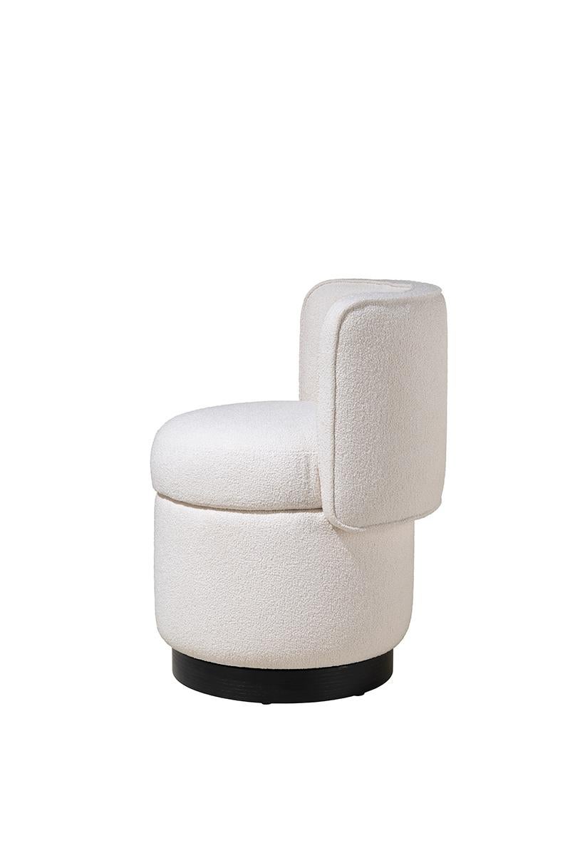 The RHONDA chair combines elegance with a modern edge. Featuring a rounded backrest and a seat that flows seamlessly to the base, this chair showcases refined curves and smooth lines. The base can be customized in either a brass-colored finish or
