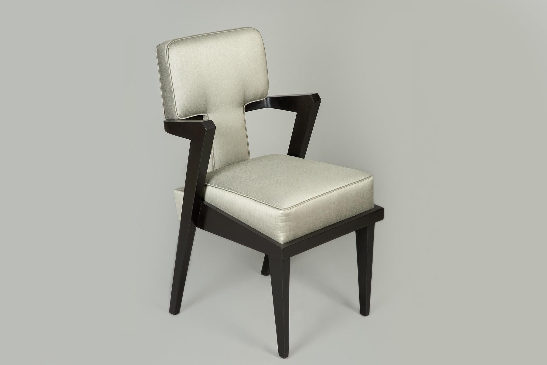 Sillón con estructura de madera y tapicería envolvente.