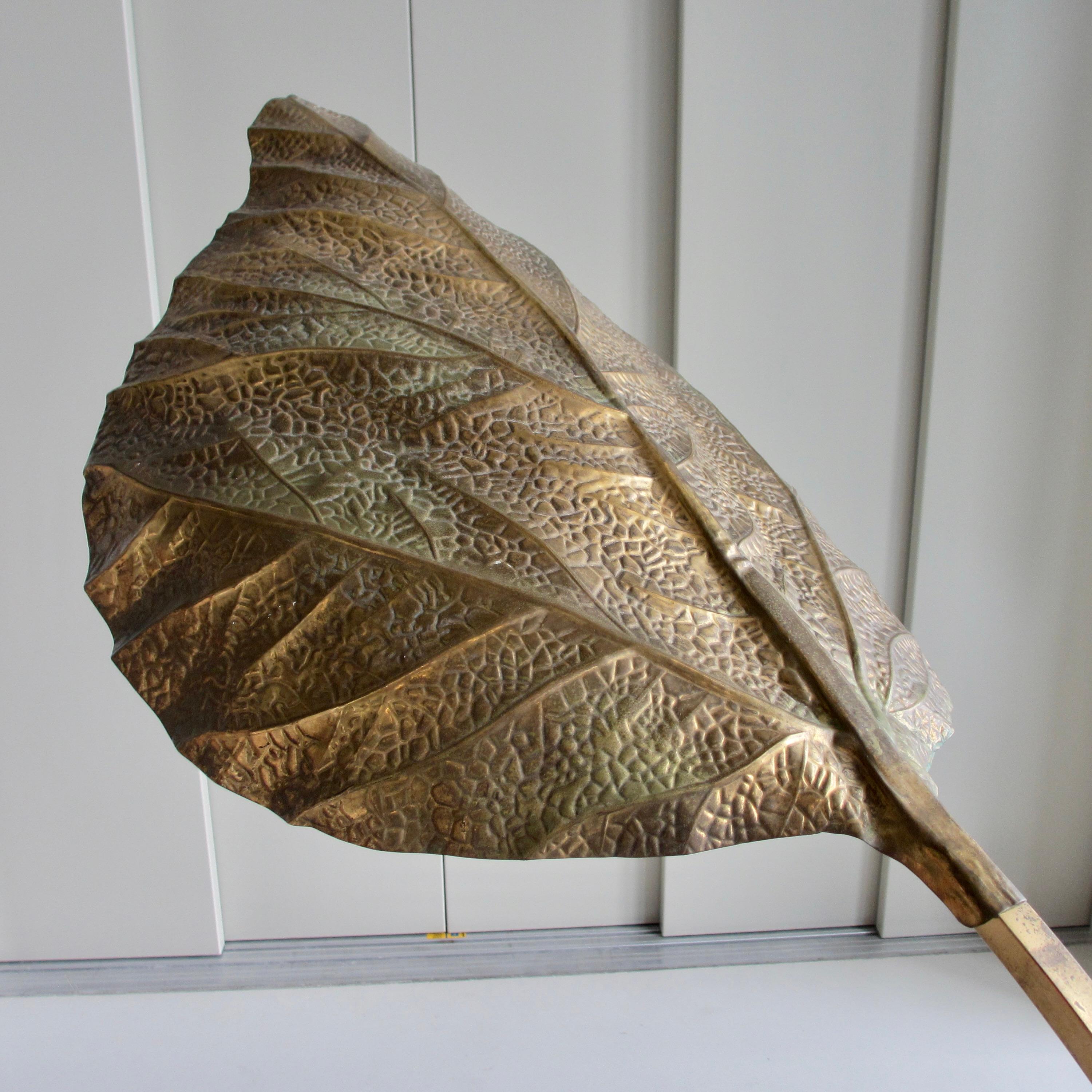 Floor lamp designed by Carlo Giorgi. Italy, Atelier Bottega Gadda, 1970s.

'RABARBARO' floor lamp with three large illuminated leaves in hammered brass and organically shaped brass structure. Please note, this is an original piece from the 1970s,