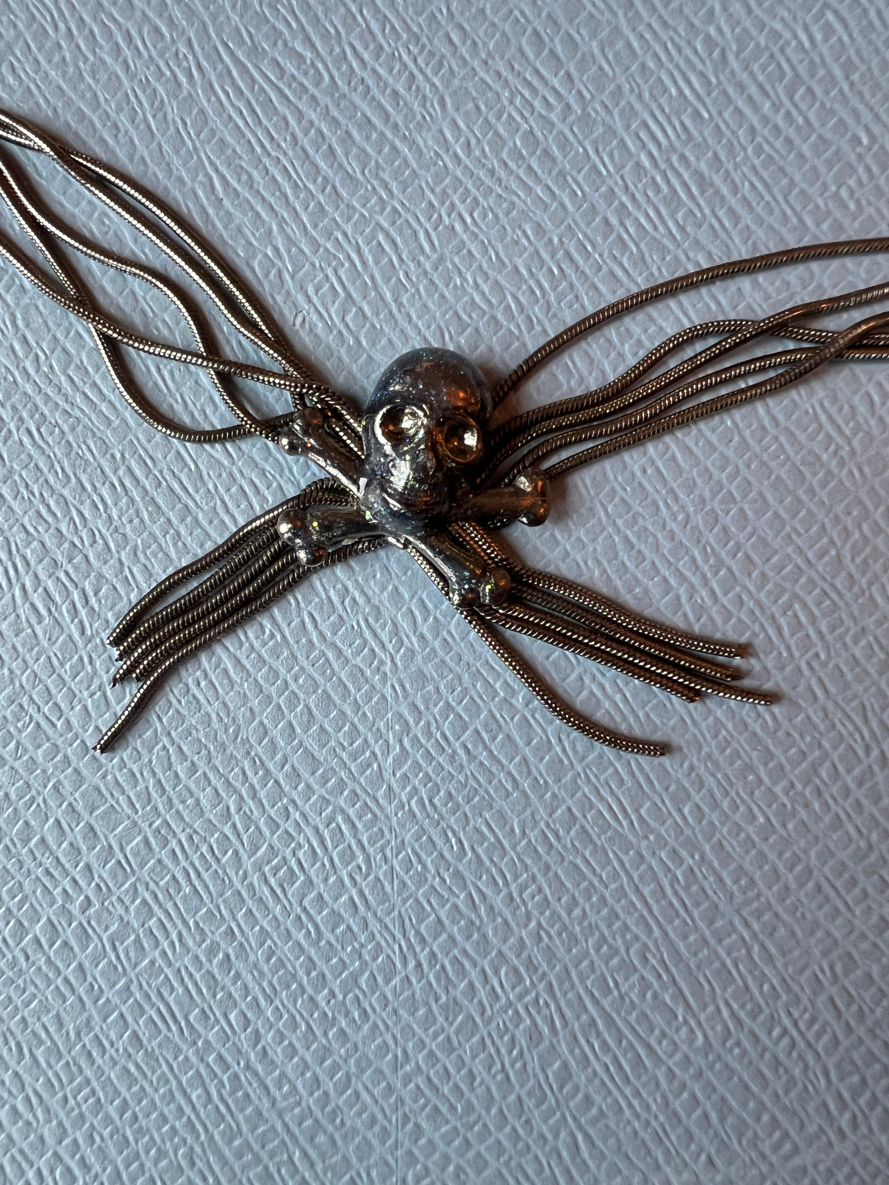 Collana a catena con teschio in rutenio e metallo blu smaltato Vintage In condizioni Nuovo in vendita a Los Angeles, CA