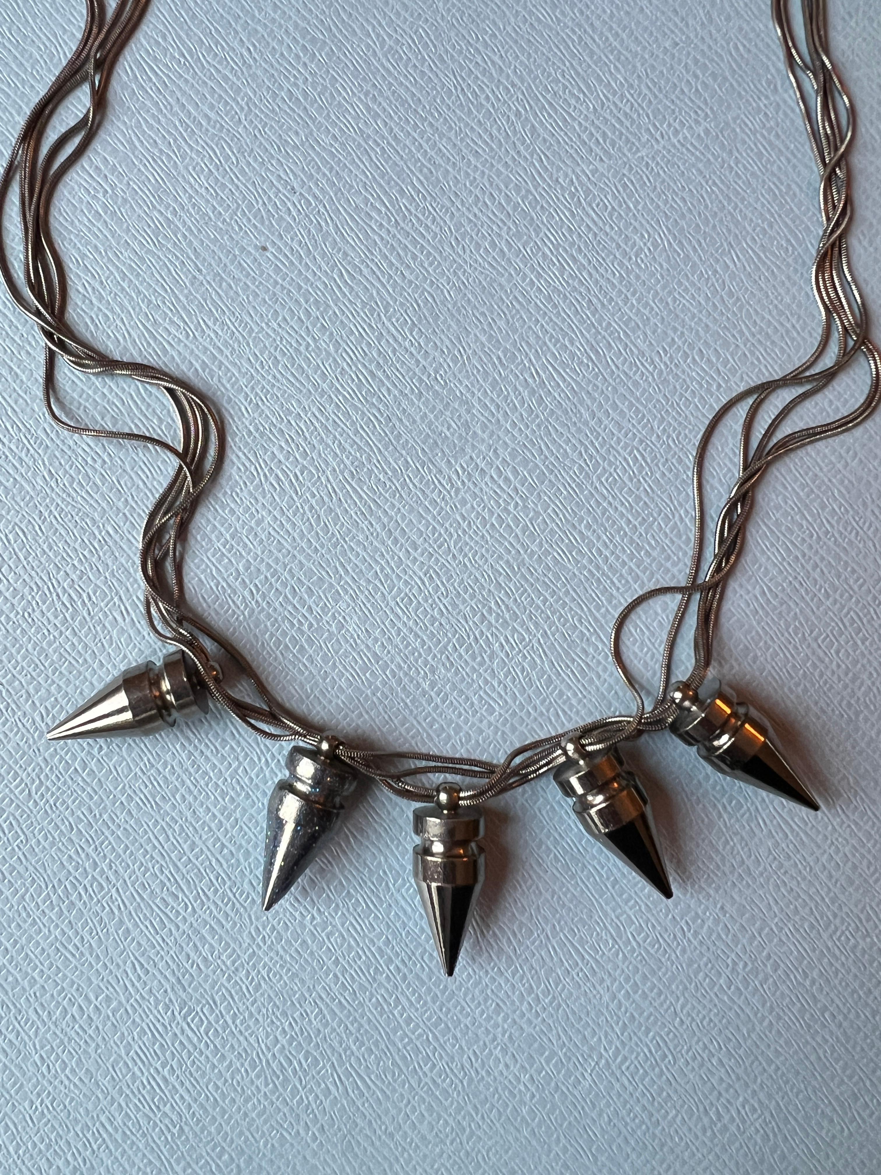 Collana a catena con teschio in rutenio e metallo blu smaltato Vintage in vendita 2