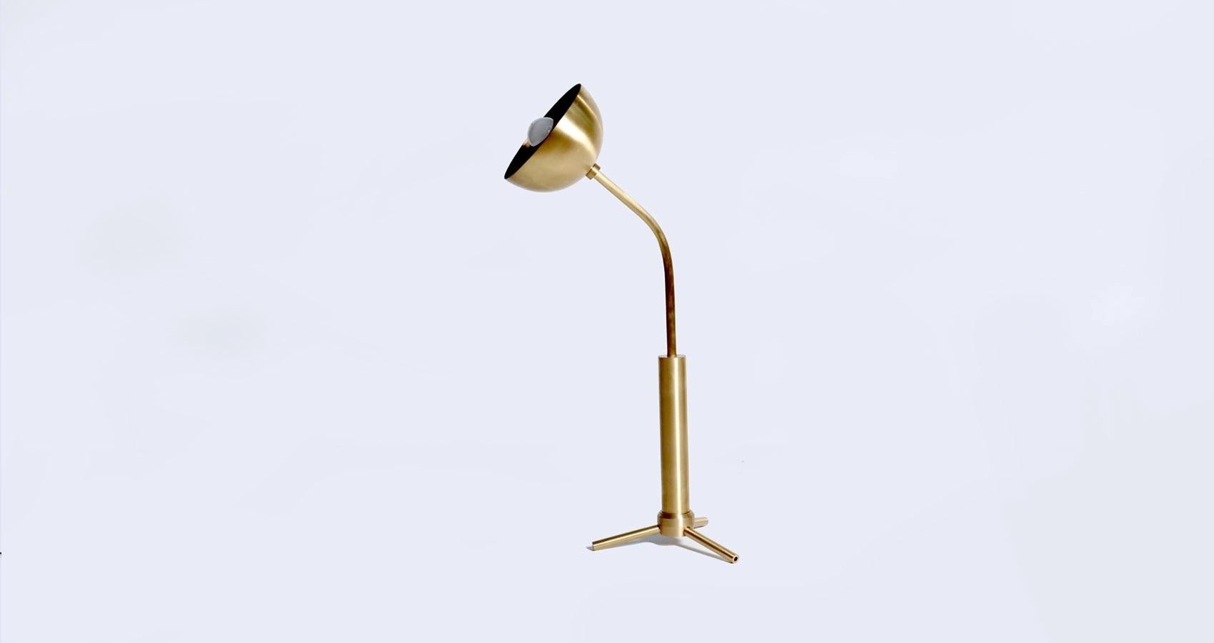 Autre Lampe de bureau Rhythm Brass Dome par Lamp Shaper en vente