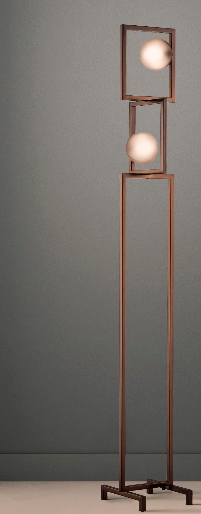 Lámpara de pie Rhythm PT de Euroluce Lampadari
Dimensiones: P 23 x An 27 x Al 173 cm.
Materiales: Metal y cristal.

Disponible en diferentes colores. Los precios pueden variar. Todas nuestras lámparas pueden cablearse según cada país. Si se vende a