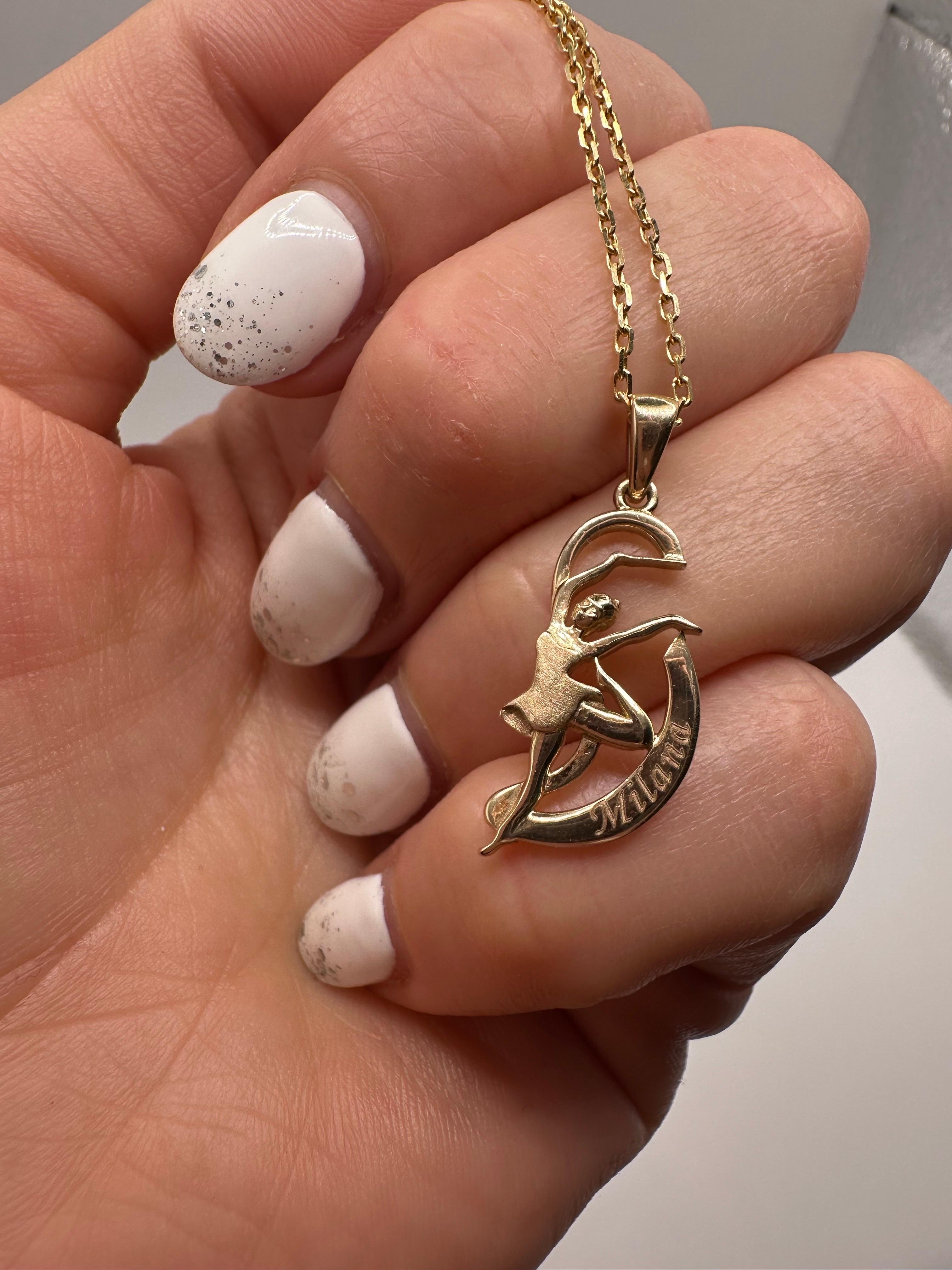 Splendida collana con ciondolo a forma di ginnastica ritmica in oro giallo 18KT, può essere vuota o incisa con un nome. Molto comodo e con una lunghezza di 16 pollici. Ginnasta solida con un nastro. Ciondolo su misura.


**Tutti gli oggetti lasciano