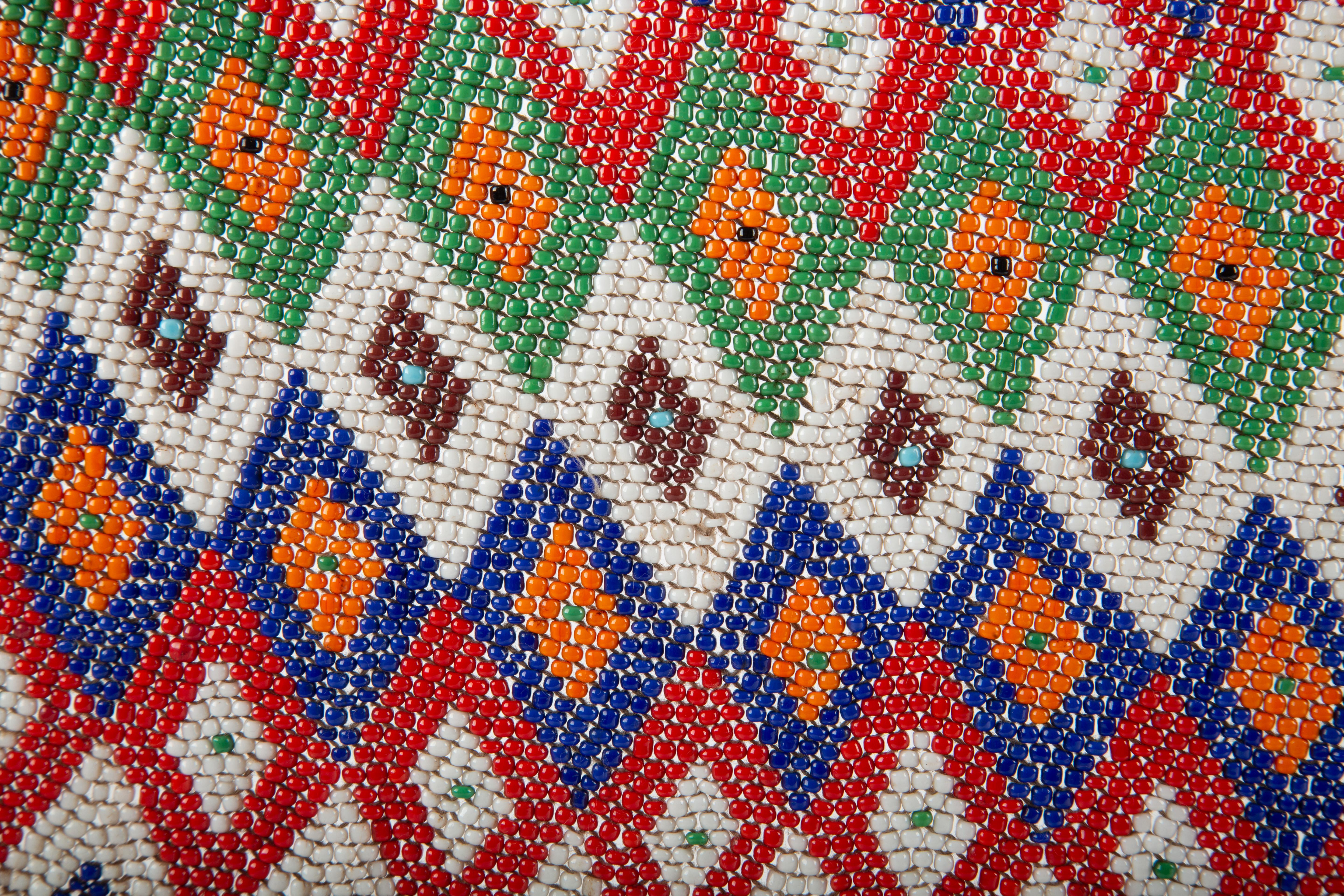 Tribale Ritmi di colore: cintura con perline montate con motivi geometrici e conchiglie di Cowrie in vendita