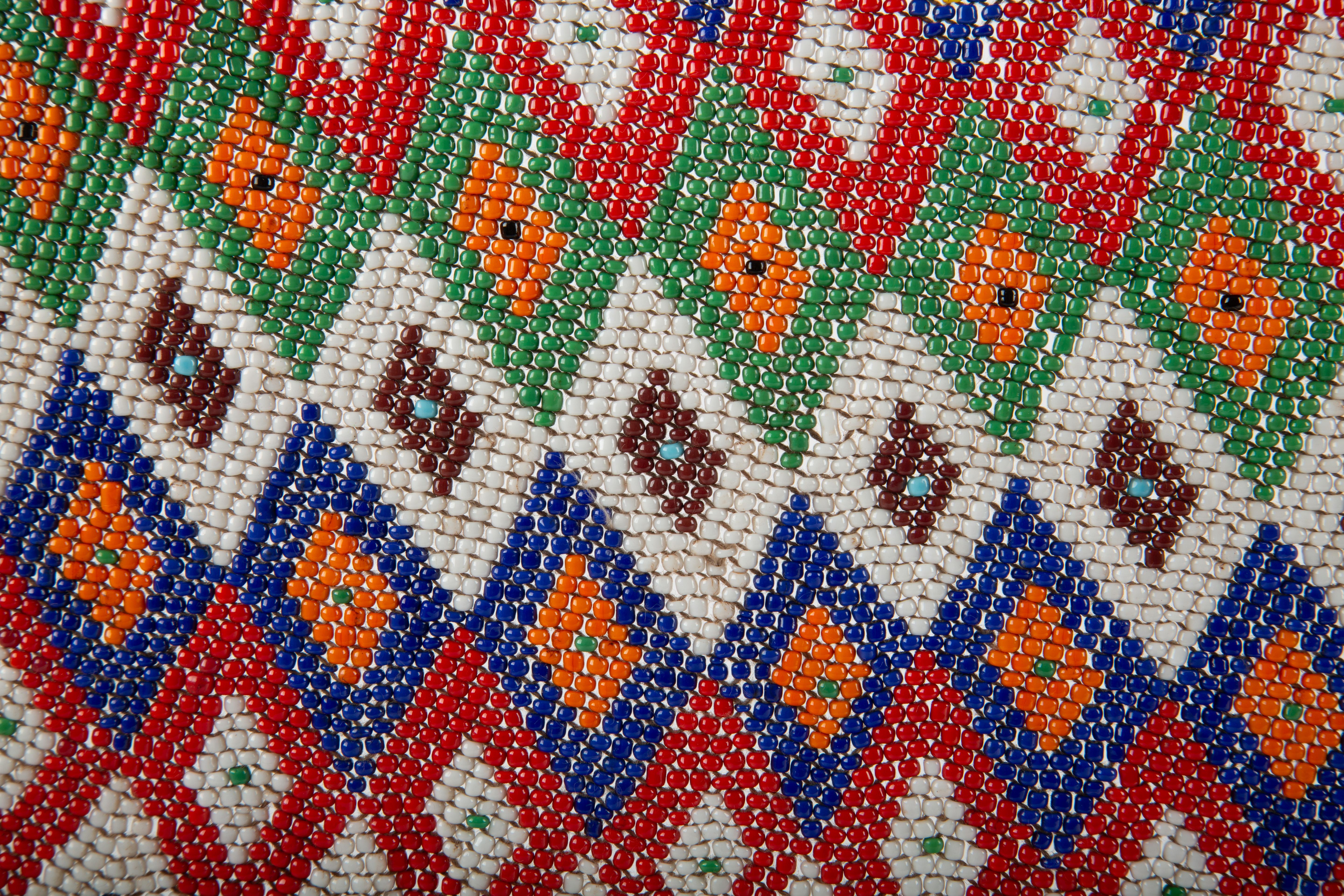 Ritmi di colore: cintura con perline montate con motivi geometrici e conchiglie di Cowrie In condizioni ottime in vendita a New York, NY