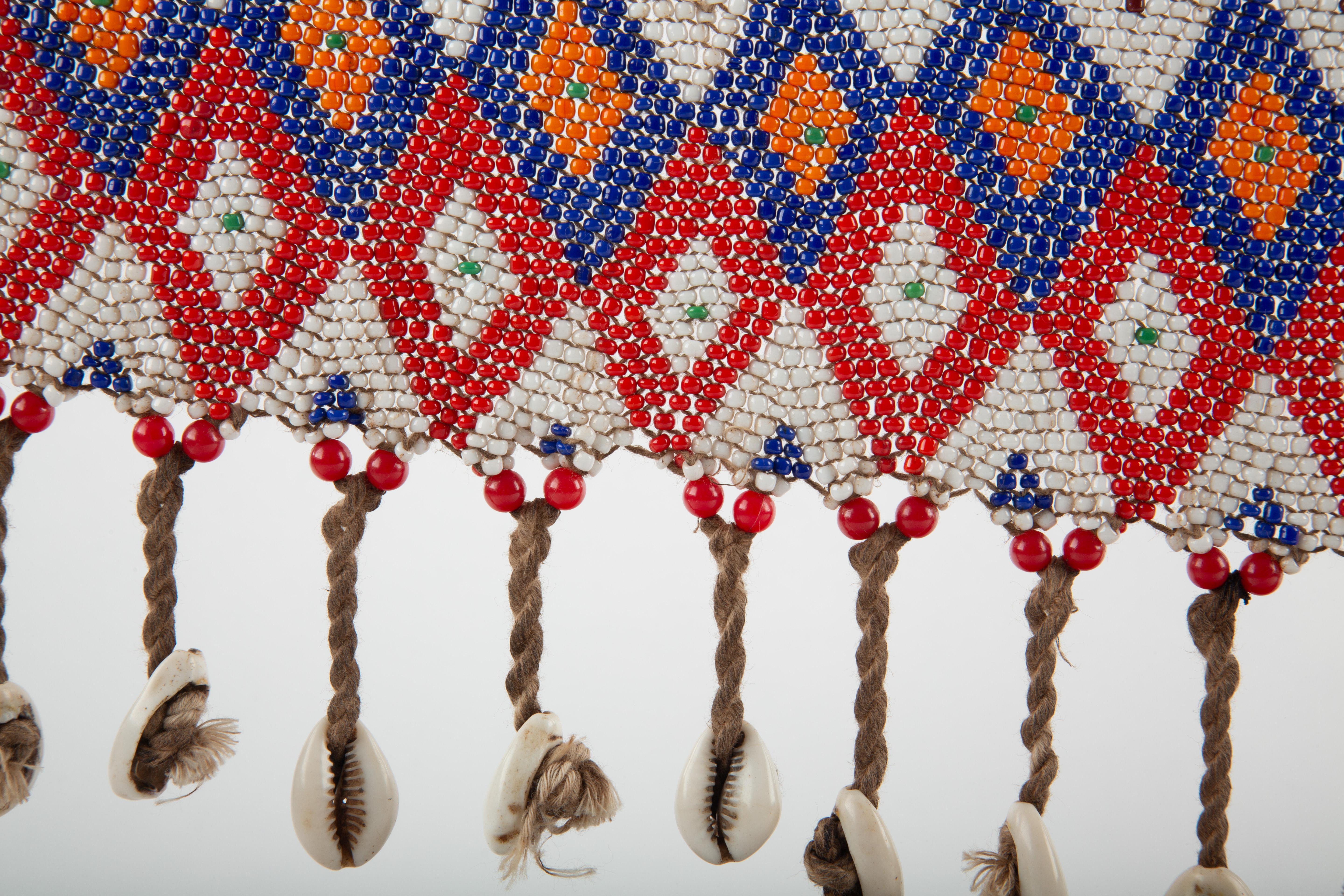 XX secolo Ritmi di colore: cintura con perline montate con motivi geometrici e conchiglie di Cowrie in vendita