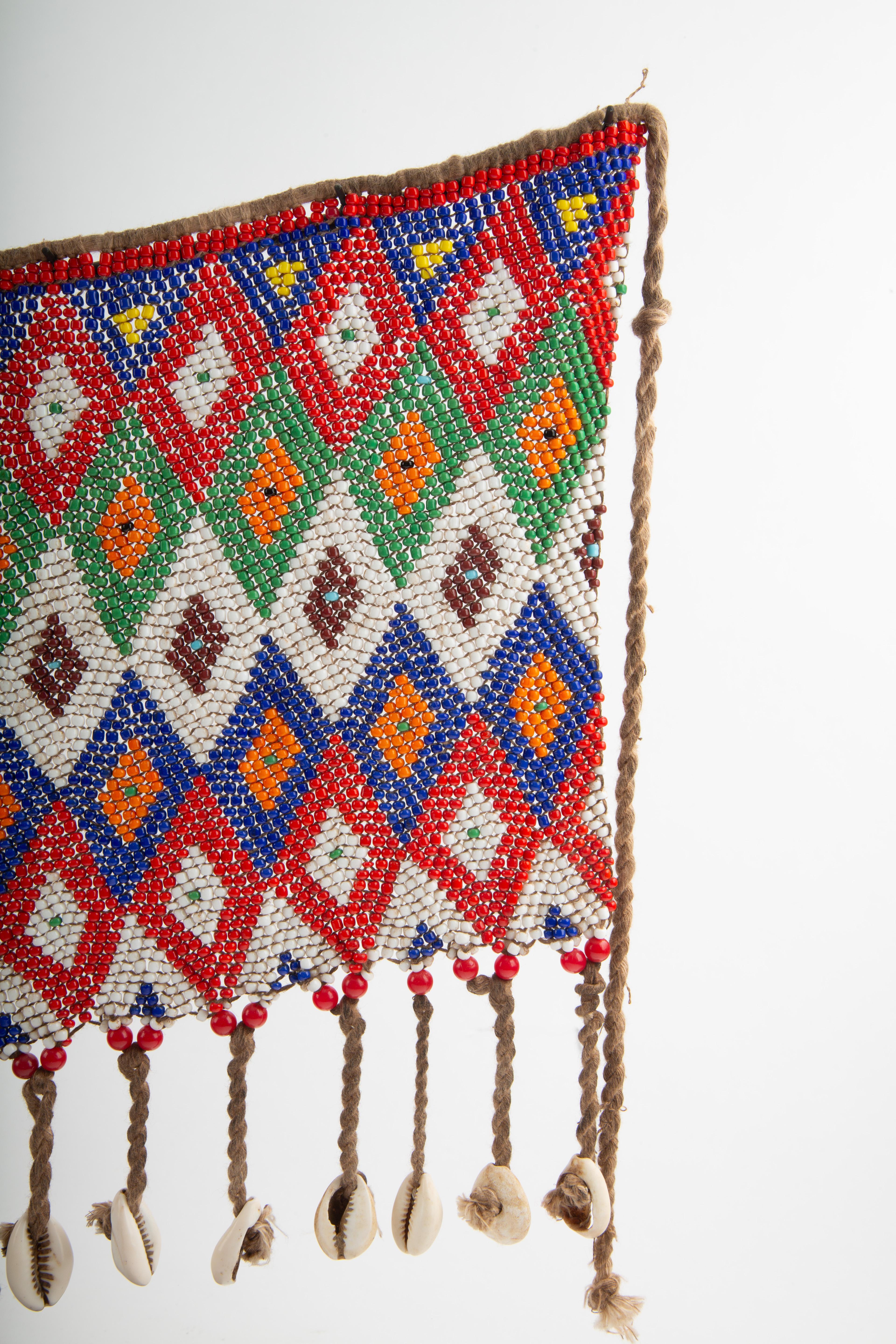 Conchiglia Ritmi di colore: cintura con perline montate con motivi geometrici e conchiglie di Cowrie in vendita