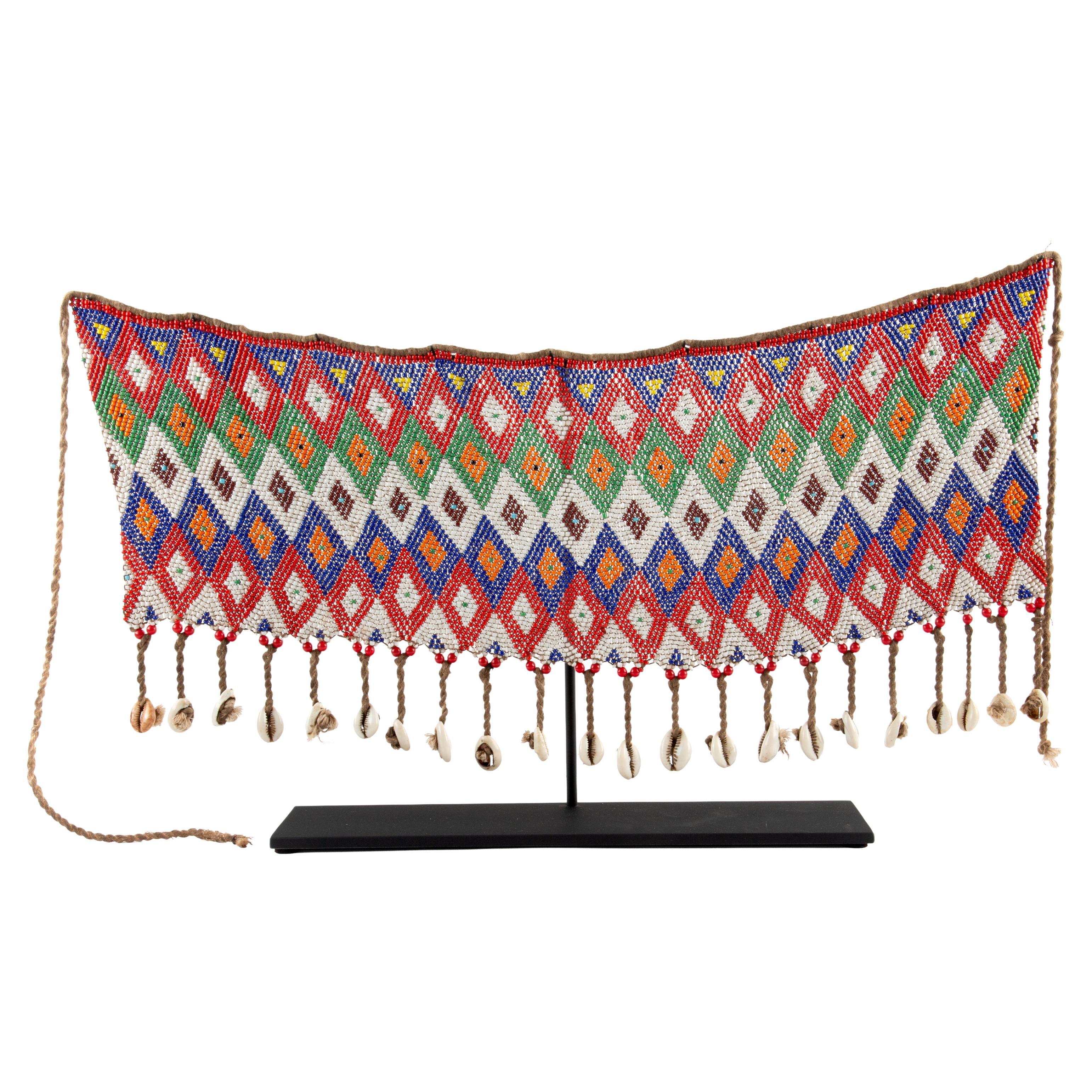 Ritmi di colore: cintura con perline montate con motivi geometrici e conchiglie di Cowrie in vendita