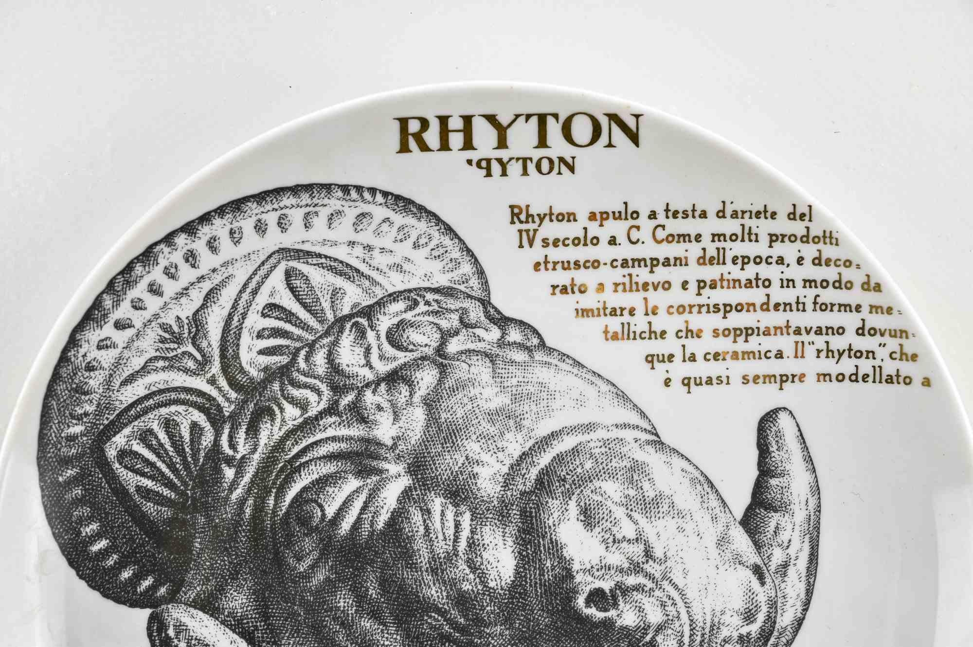 Rhyton è un piatto in porcellana serigrafata, disegnato da Piero Fornasetti per Martini & Rossi negli anni Sessanta.