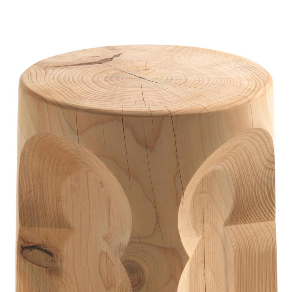 Stool Riad cedar in solid natural aromatic
cedar wood. Made in one block of cedar wood.
Solid cedar wood include movement, 
cracks and changes in wood conditions, 
this is the essential characteristic of natural 
solid cedar wood due to natural