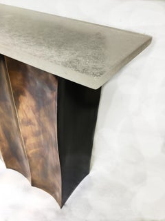 Konsole aus Messing und Glas mit Smaragd, signiert von Stefan Leo