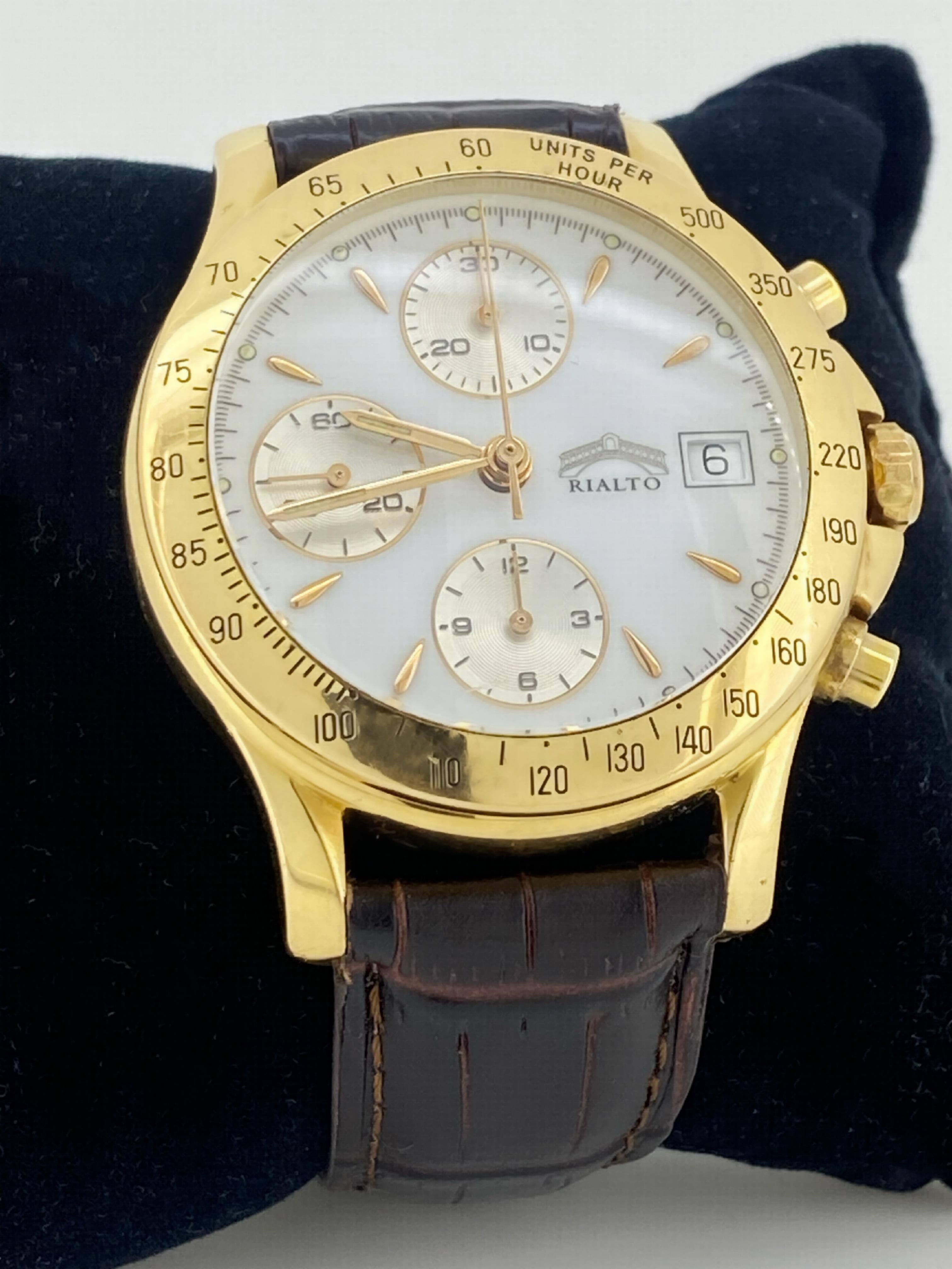 Dieser Zeitmesser aus den 1990er Jahren ist
der bekannten italienischen Marke Rialto 

Es verfügt über ein solides Gehäuse, 
mit den Maßen 42mm x 47mm (von Stollen zu Stollen) 
15 mm dick, 
es hat die große Präsenz auf einem Handgelenk 
Das Gehäuse