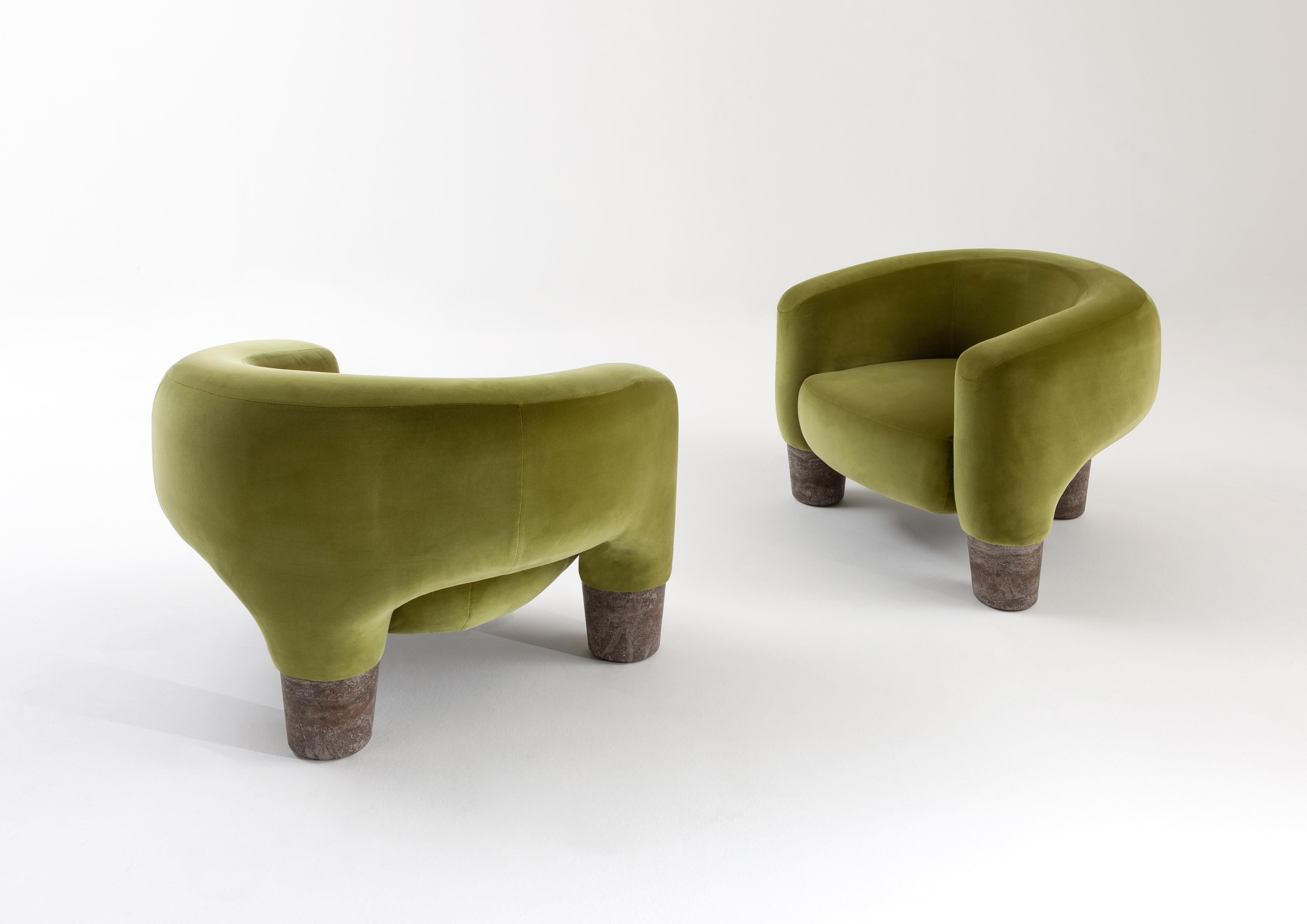 Sillón Rialto by Laurameroni
Dimensiones: An 105 x Pr 90 x Al 75 cm
Materiales: Tapicería, Terciopelo, Mármol. 

Sillón acolchado tapizado en terciopelo mate Lario 09, con tres patas macizas de mármol Travertino Gris.

Laurameroni:
La habilidad de