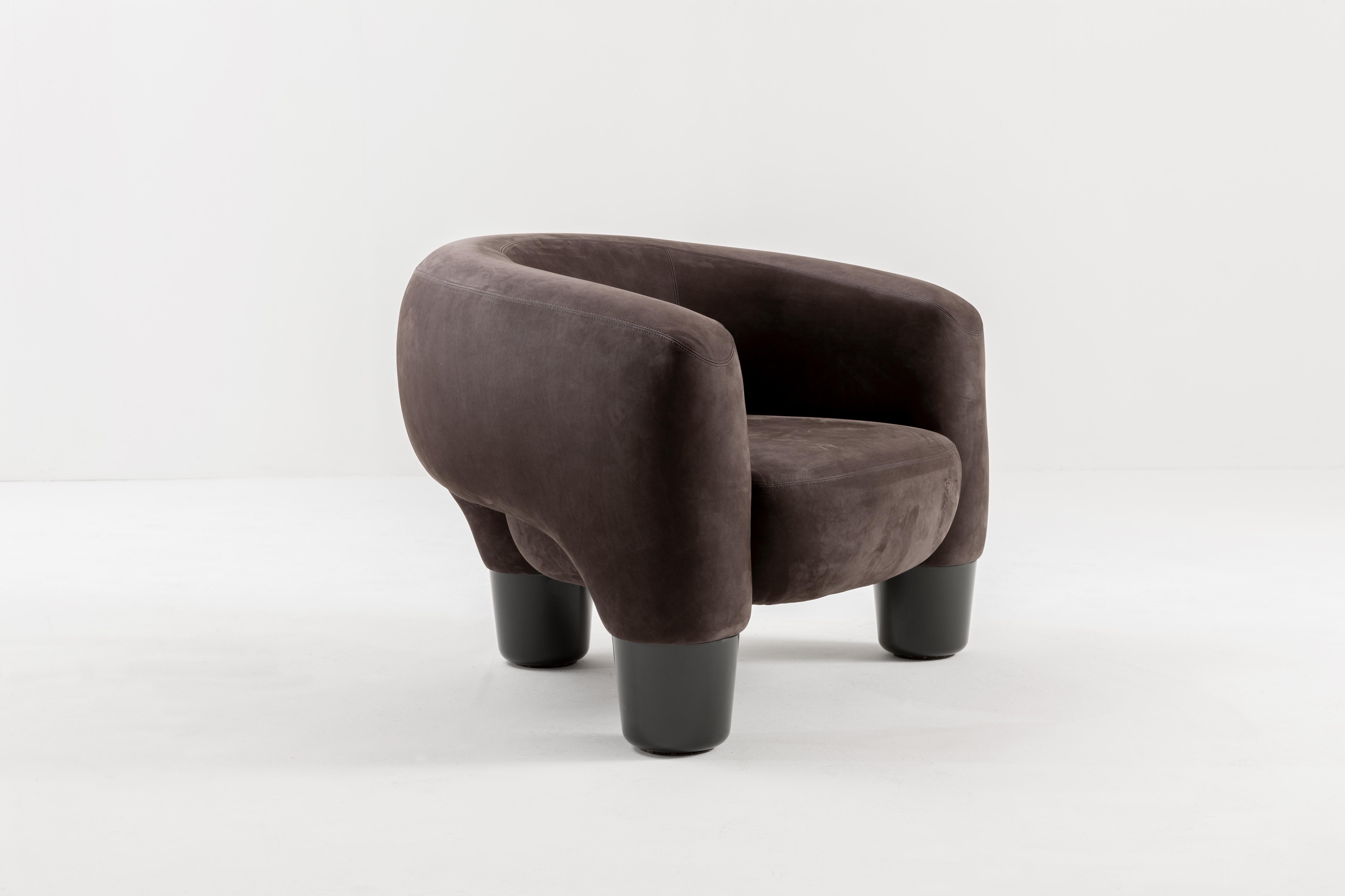 Sillón Rialto by Laurameroni
Dimensiones: An 105 x Pr 90 x Al 75 cm
Materiales: Tapicería, Terciopelo, Madera. 

Sillón acolchado tapizado en cat. A Nabuk de cuero 2138, con tres robustas patas de madera lacada brillante.

Laurameroni:
La habilidad