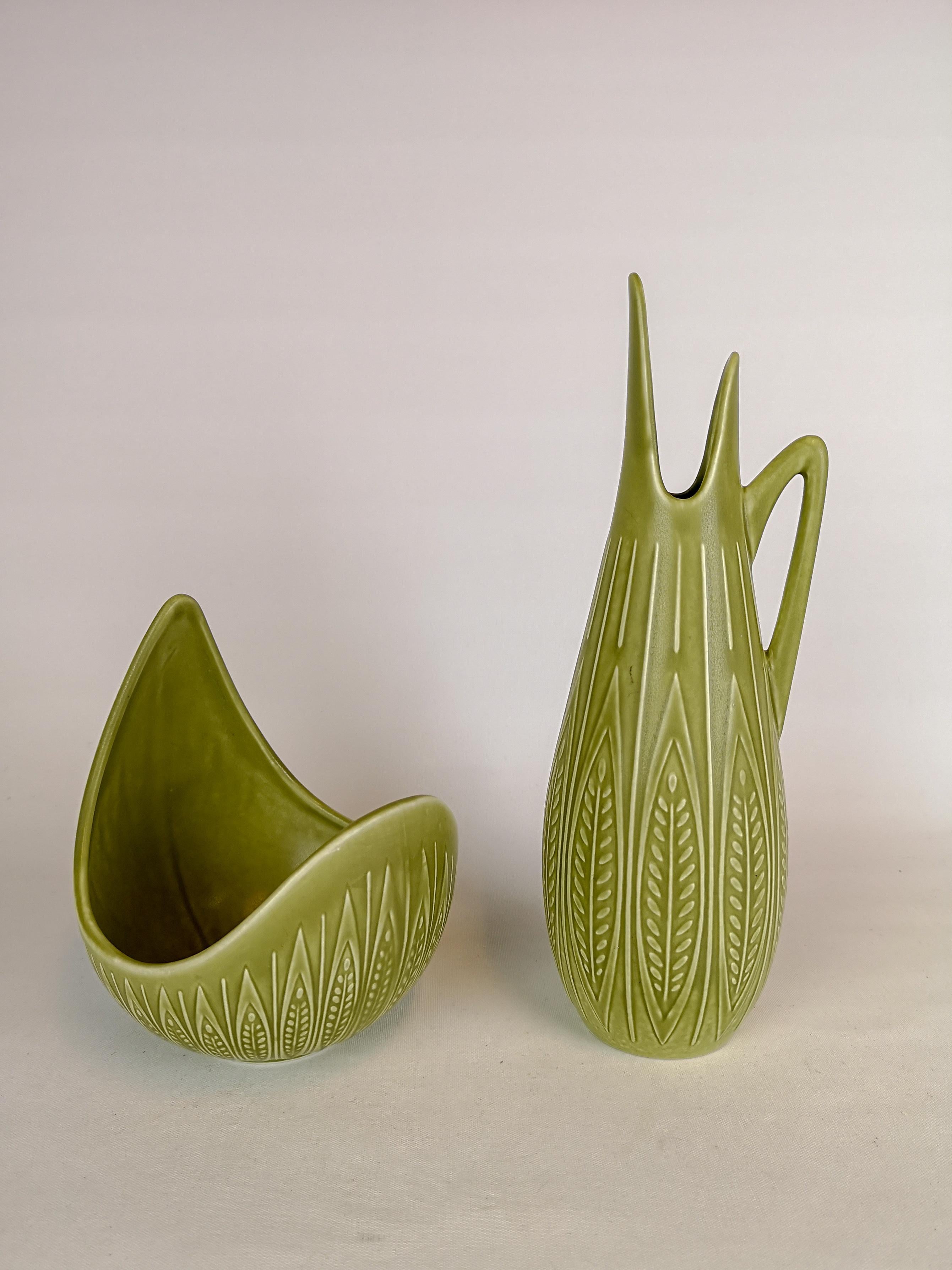 This set of two ceramic pieces bowl and Vase was manufactured in Sweden for Rörstrand in the midcentury and designed by Gunnar Nylund. 

Very good condition.

Measures: Bowl 16 x 16 x 13 cm Vase H 29, D 11 cm.
 